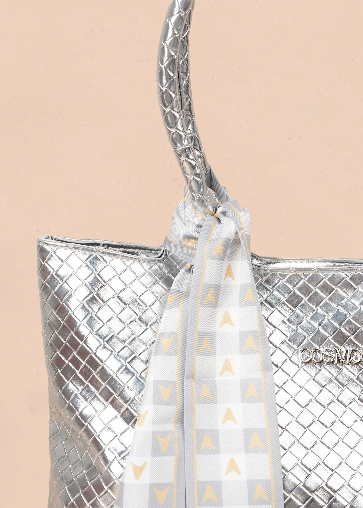Bolso tipo shopping color plata con textura en cuadros 106975 - Image 5