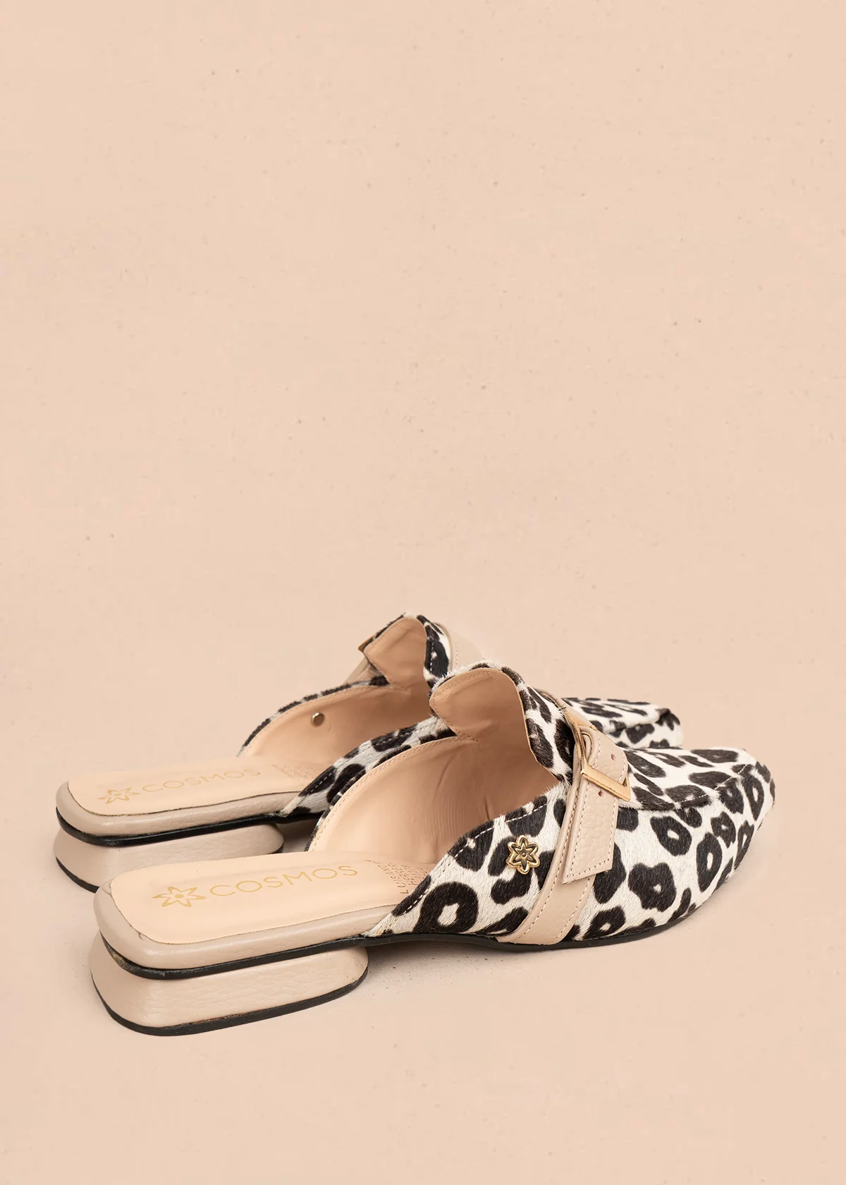 Zueco en cuero color animal print con hebilla decorativa 106053 - Image 5