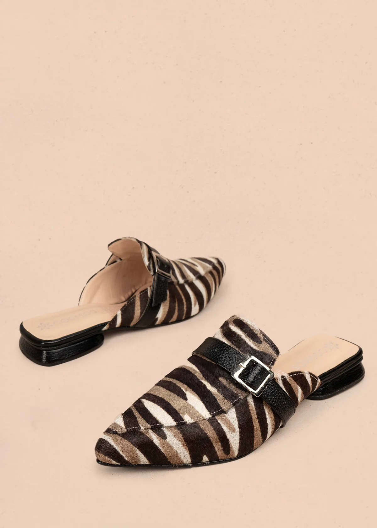 Zueco en cuero color negro con hebilla decorativa 106053 - Image 4