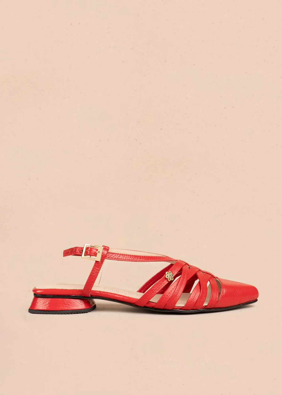 Tacones trabilla en cuero color rojo con tiras entrecruzadas 106559