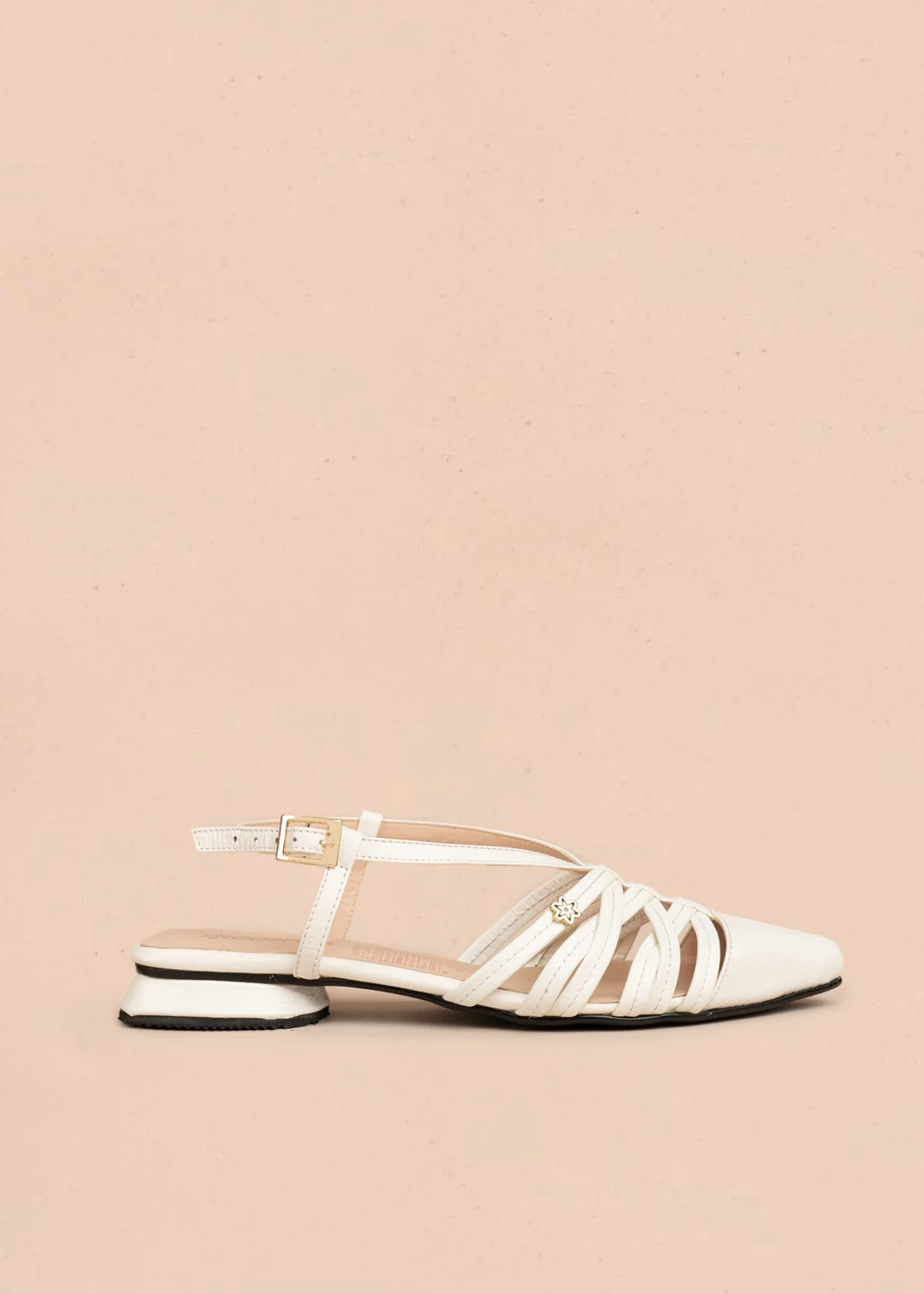Tacones trabilla en cuero color talco con tiras entrecruzadas 106559