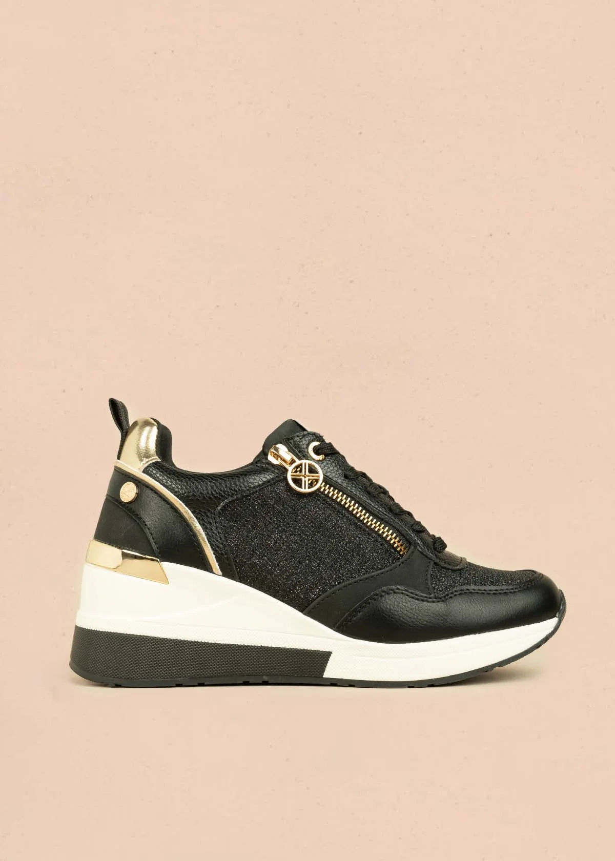 Tenis casuales color negro con detalles dorados y cierre 106102