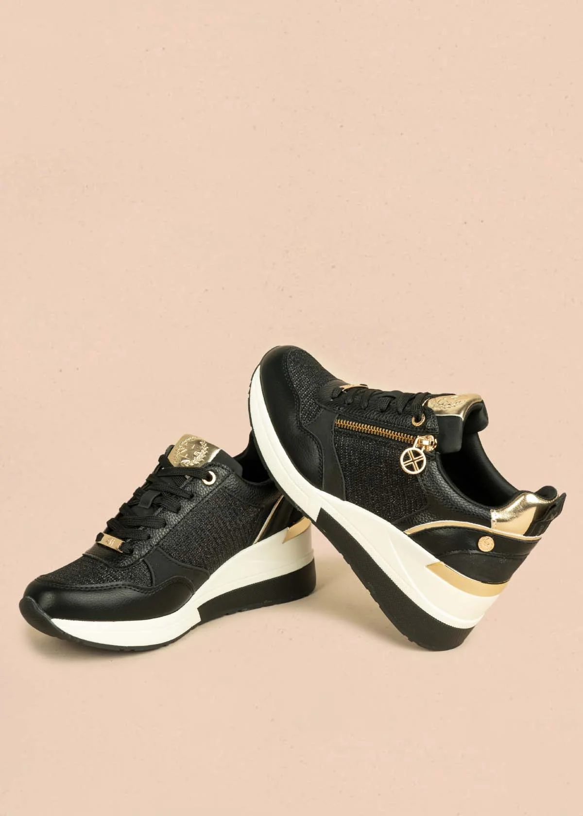 Tenis casuales color negro con detalles dorados y cierre 106102 - Image 2