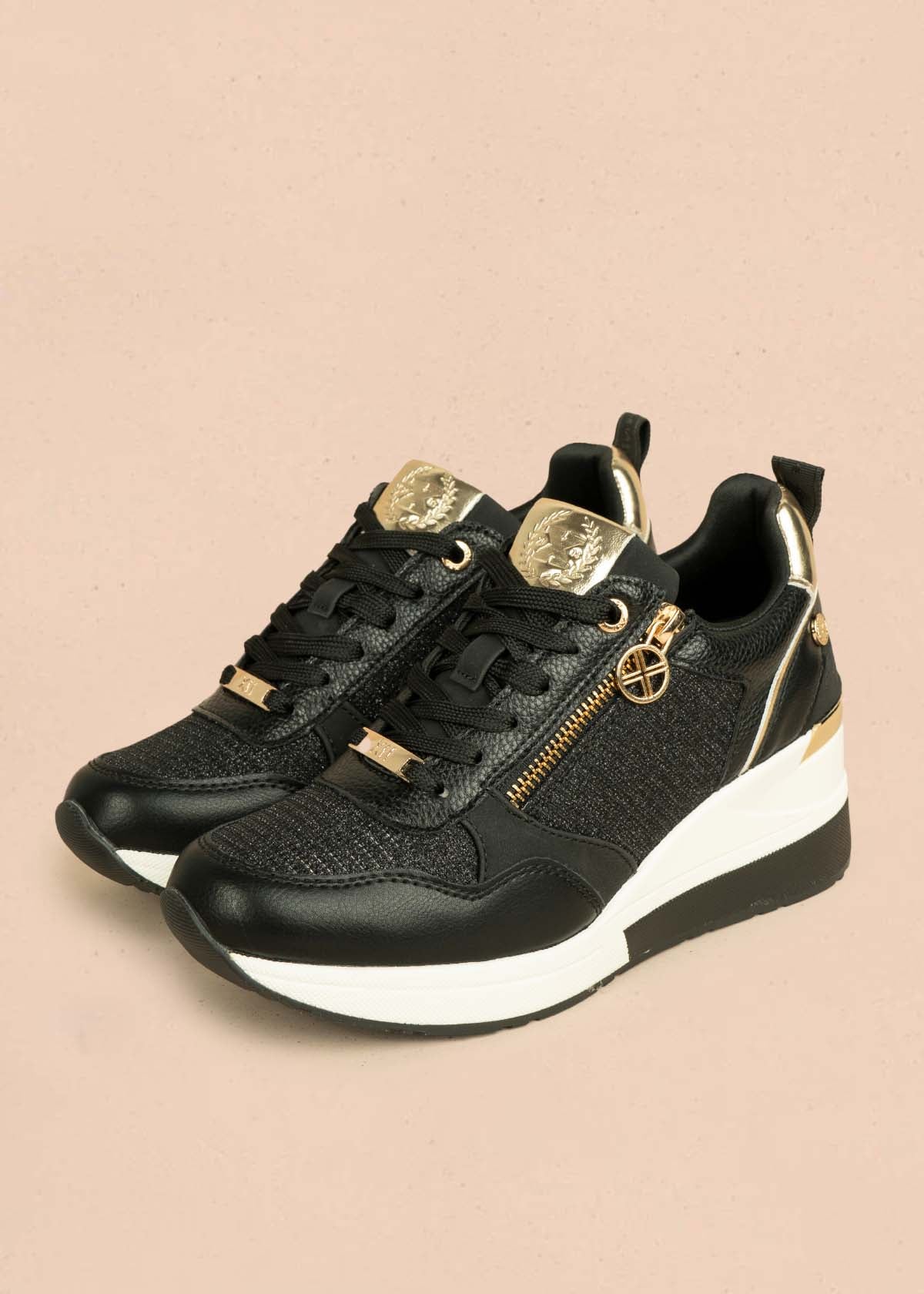 Tenis casuales color negro con detalles dorados y cierre 106102 - Image 3