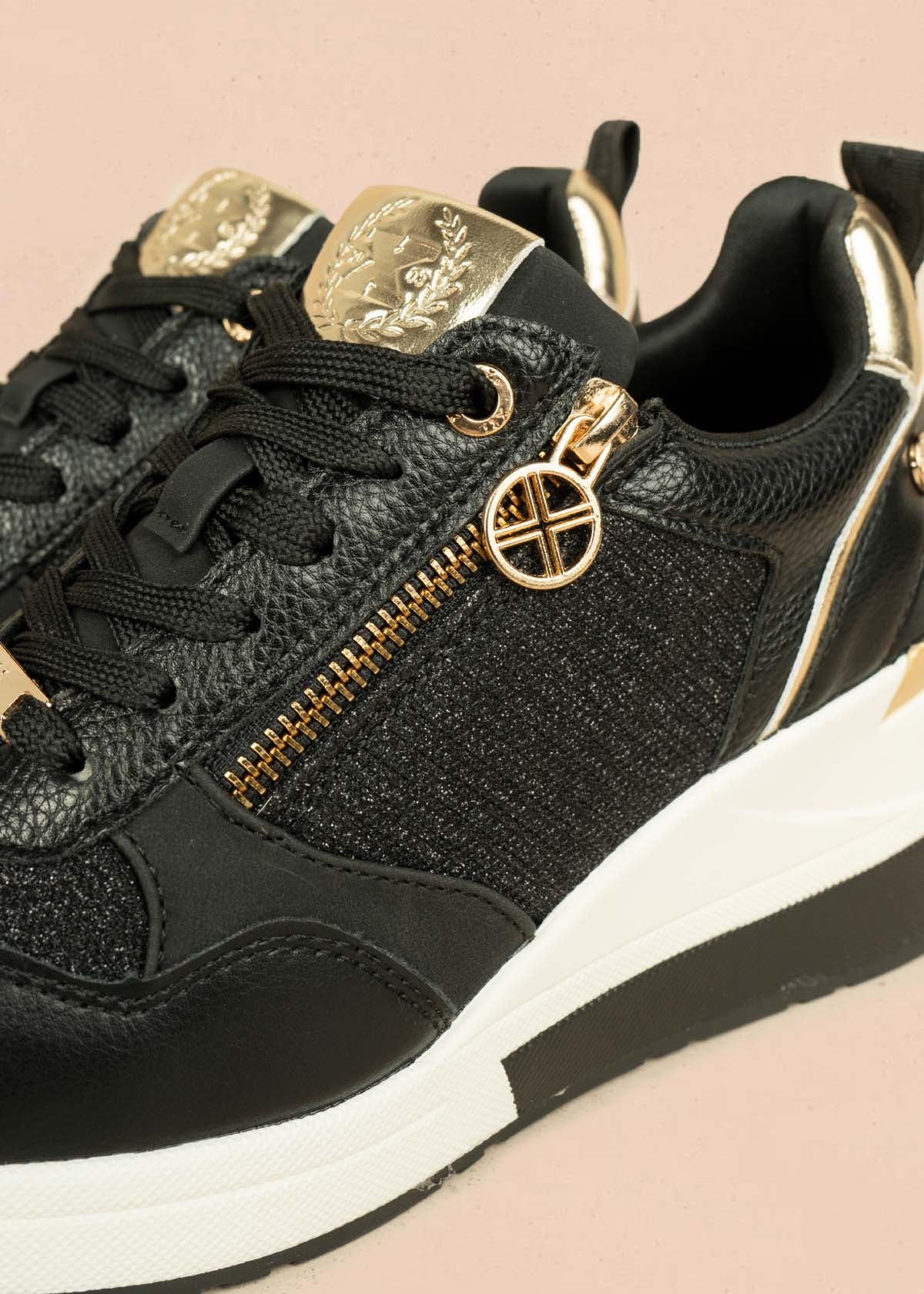 Tenis casuales color negro con detalles dorados y cierre 106102 - Image 4