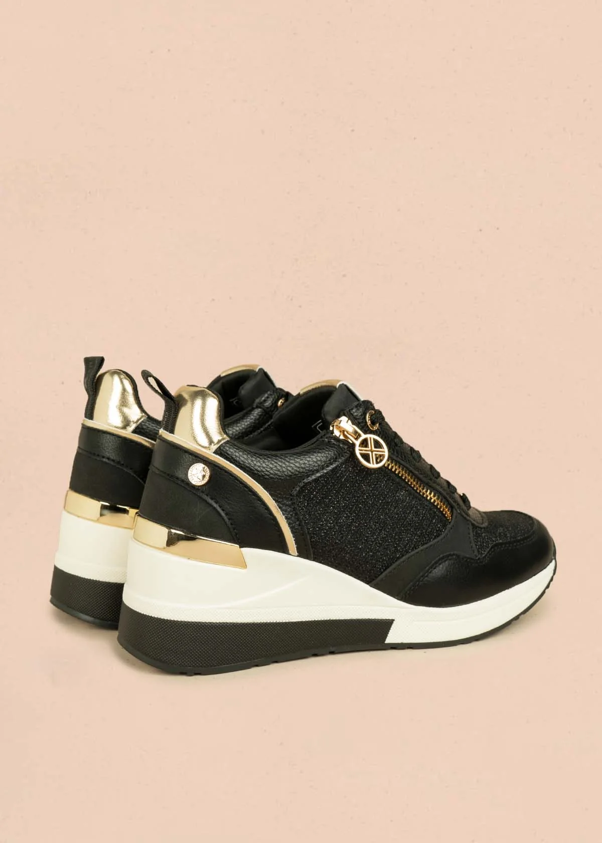 Tenis casuales color negro con detalles dorados y cierre 106102 - Image 5