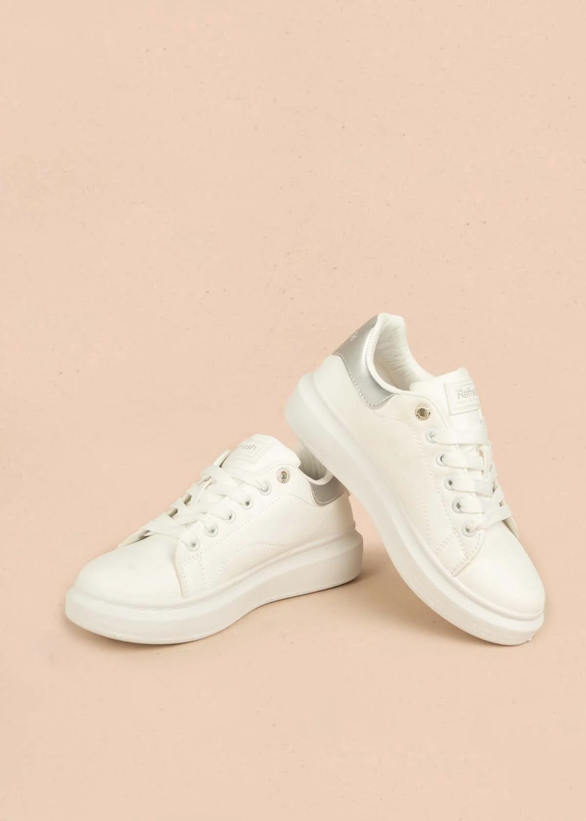 Tenis casuales con acento color plata en talón 106104 - Image 5