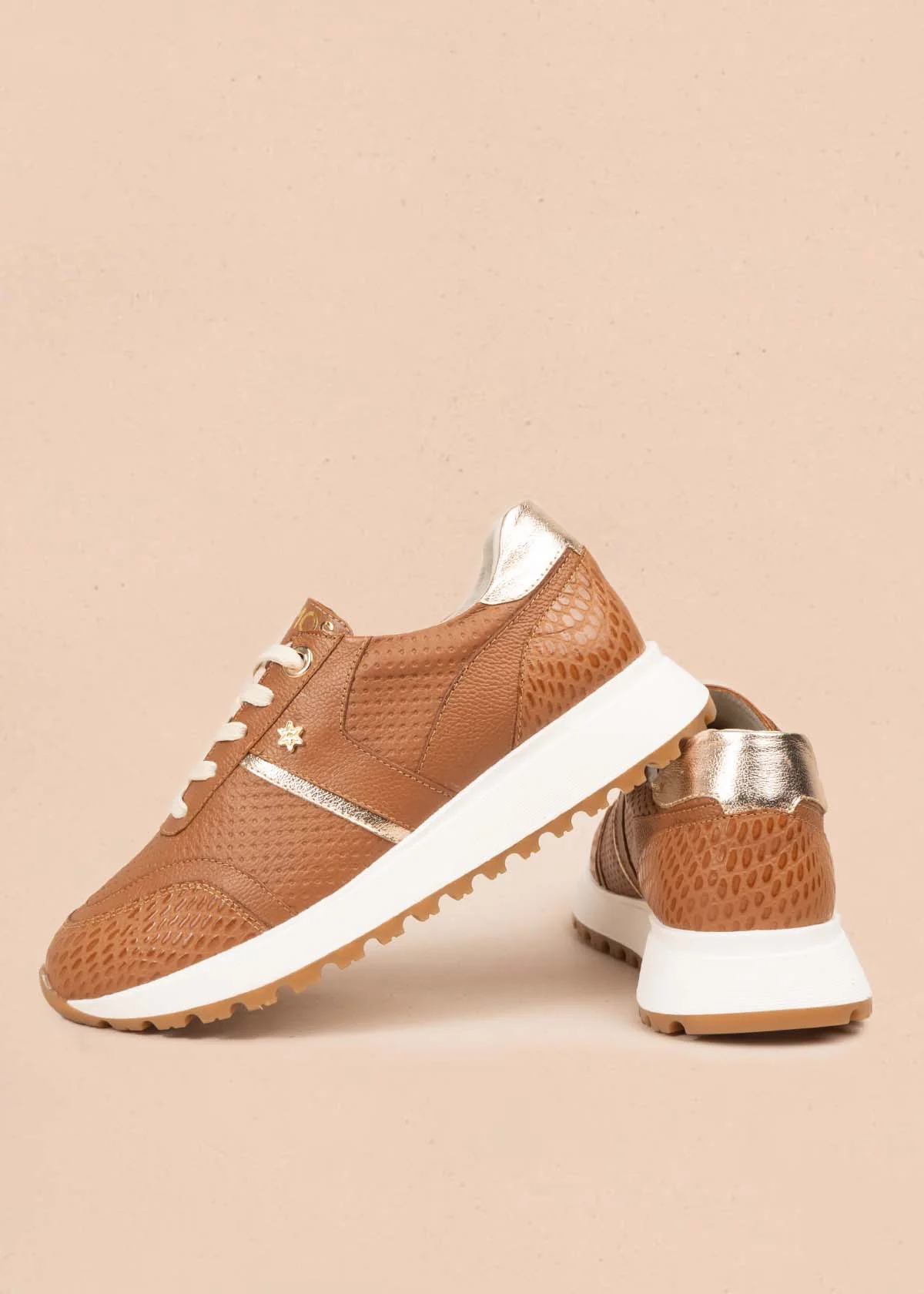 tenis casuales en cuero color miel con raya decorativa y textura croco 106020 - Image 3