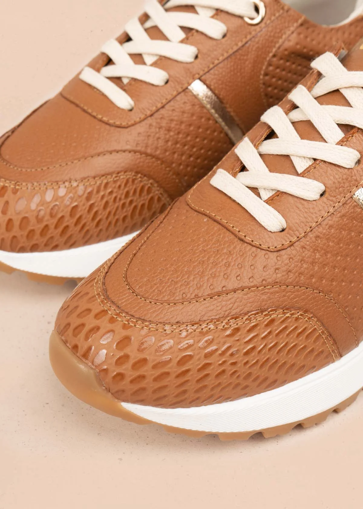 tenis casuales en cuero color miel con raya decorativa y textura croco 106020 - Image 5