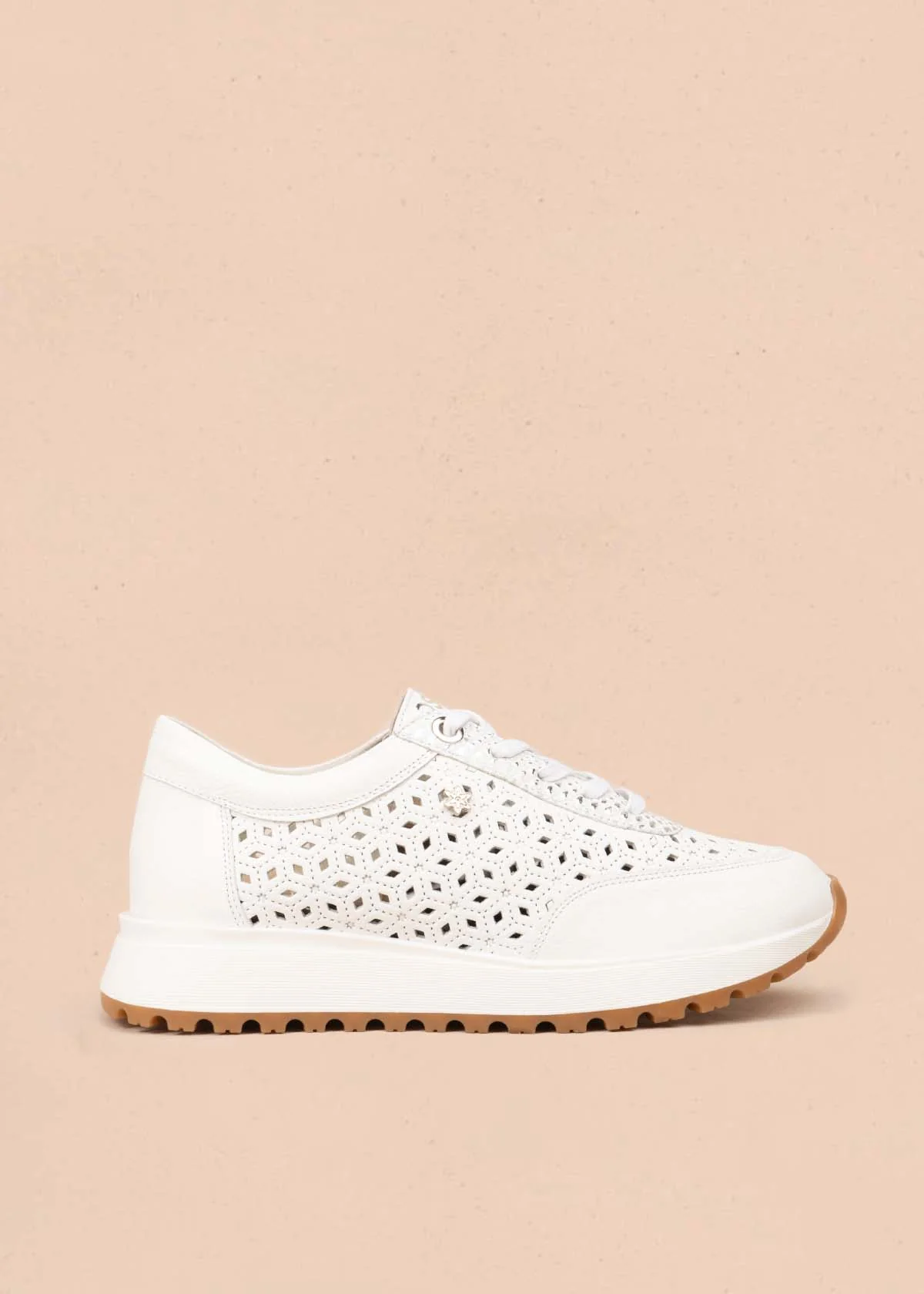 Tenis casuales en cuero color blanco con perforaciones 106019
