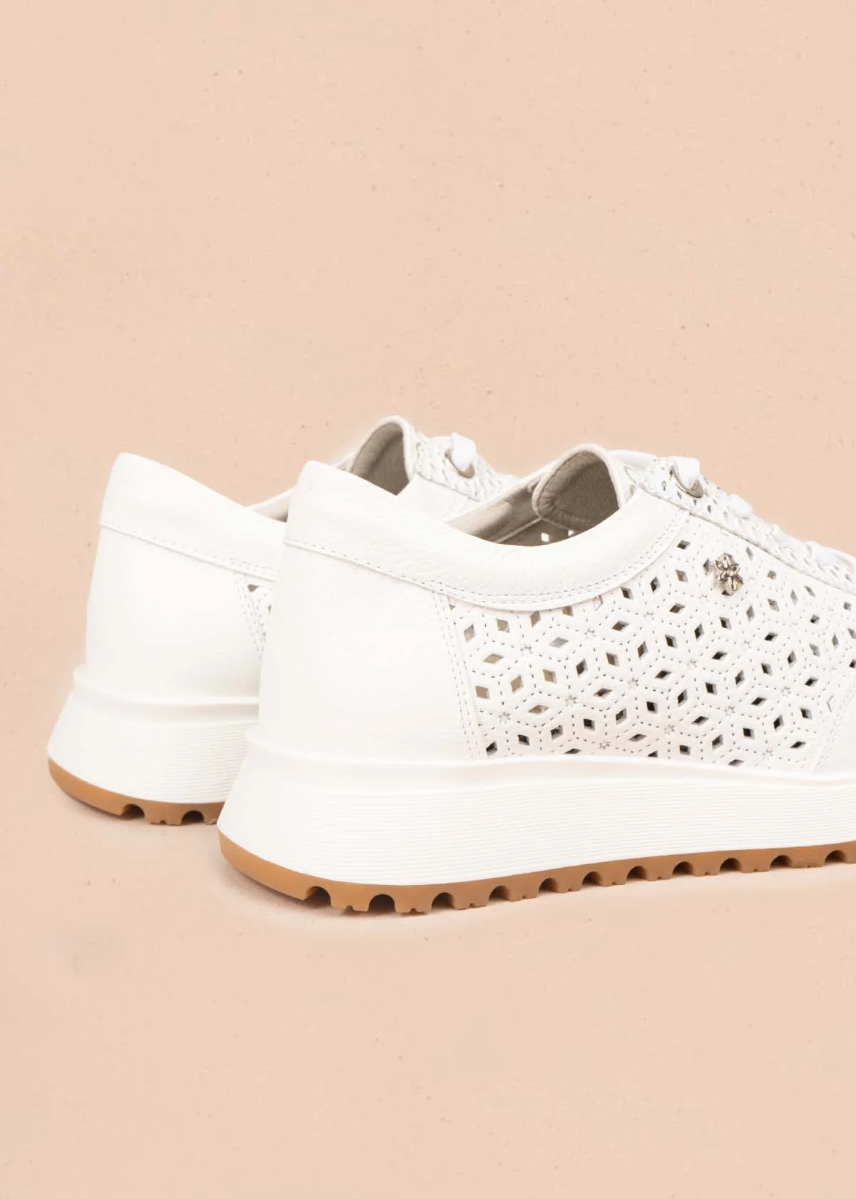 Tenis casuales en cuero color blanco con perforaciones 106019 - Image 5