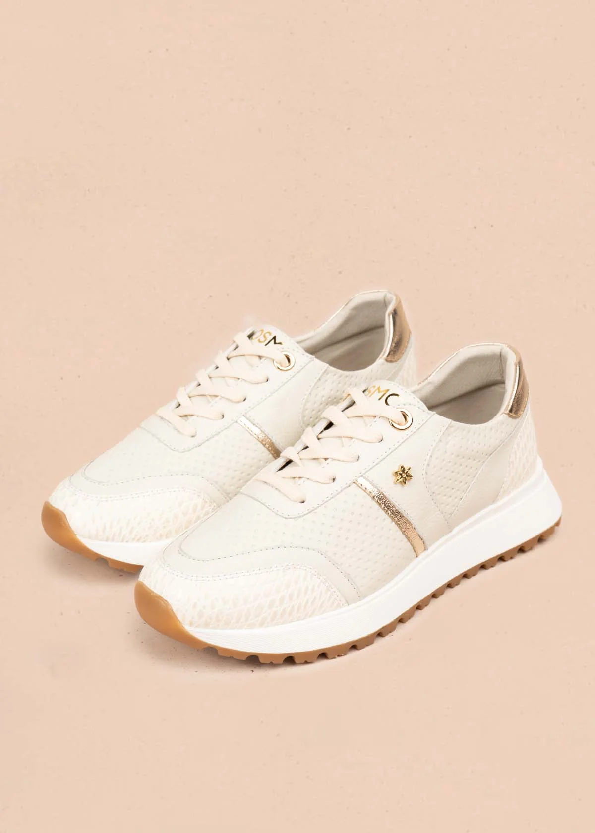 Tenis casuales en cuero color talco con raya decorativa y textura croco 106020 - Image 4