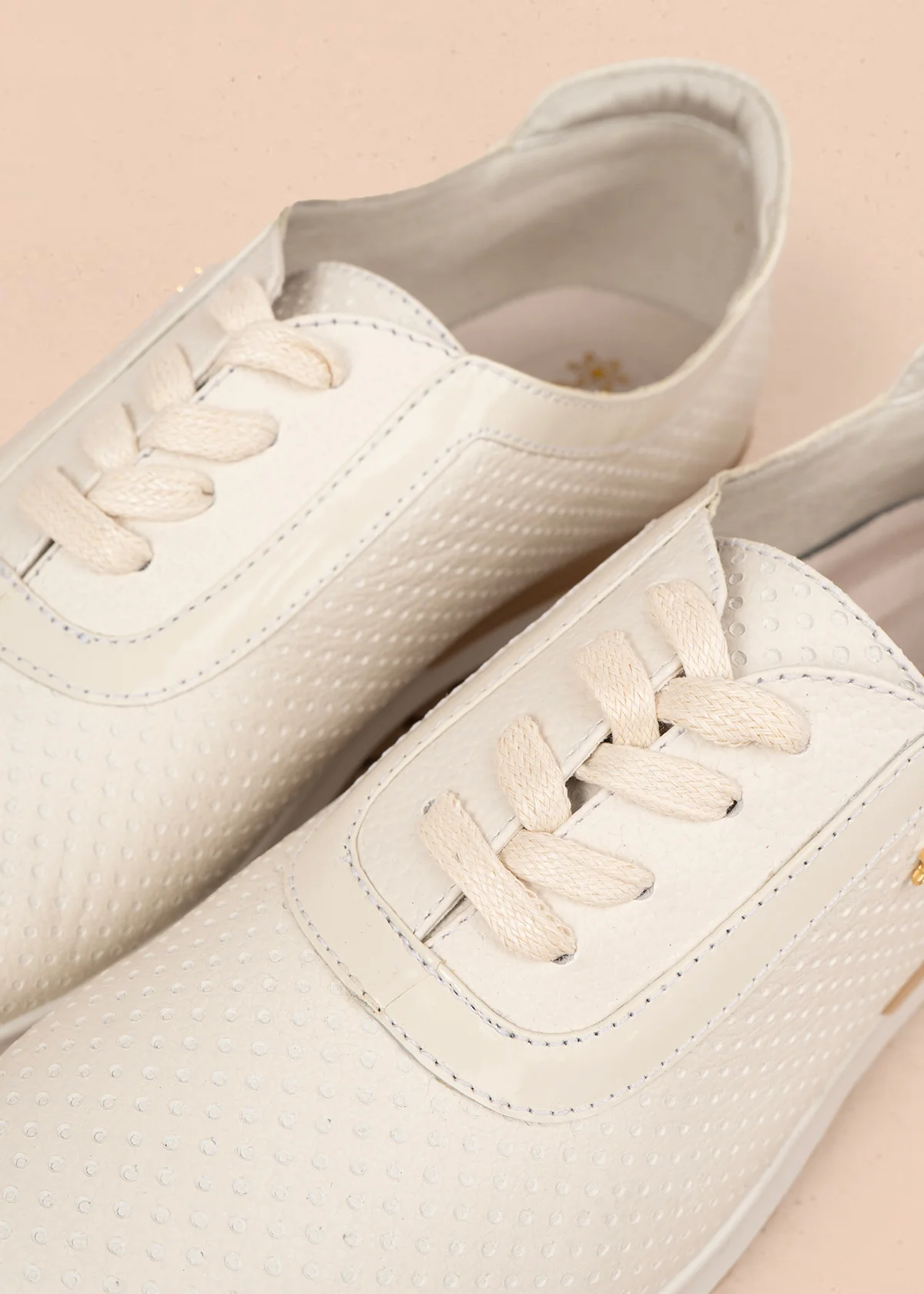 Tenis casuales en cuero color talco 106021 - Image 4
