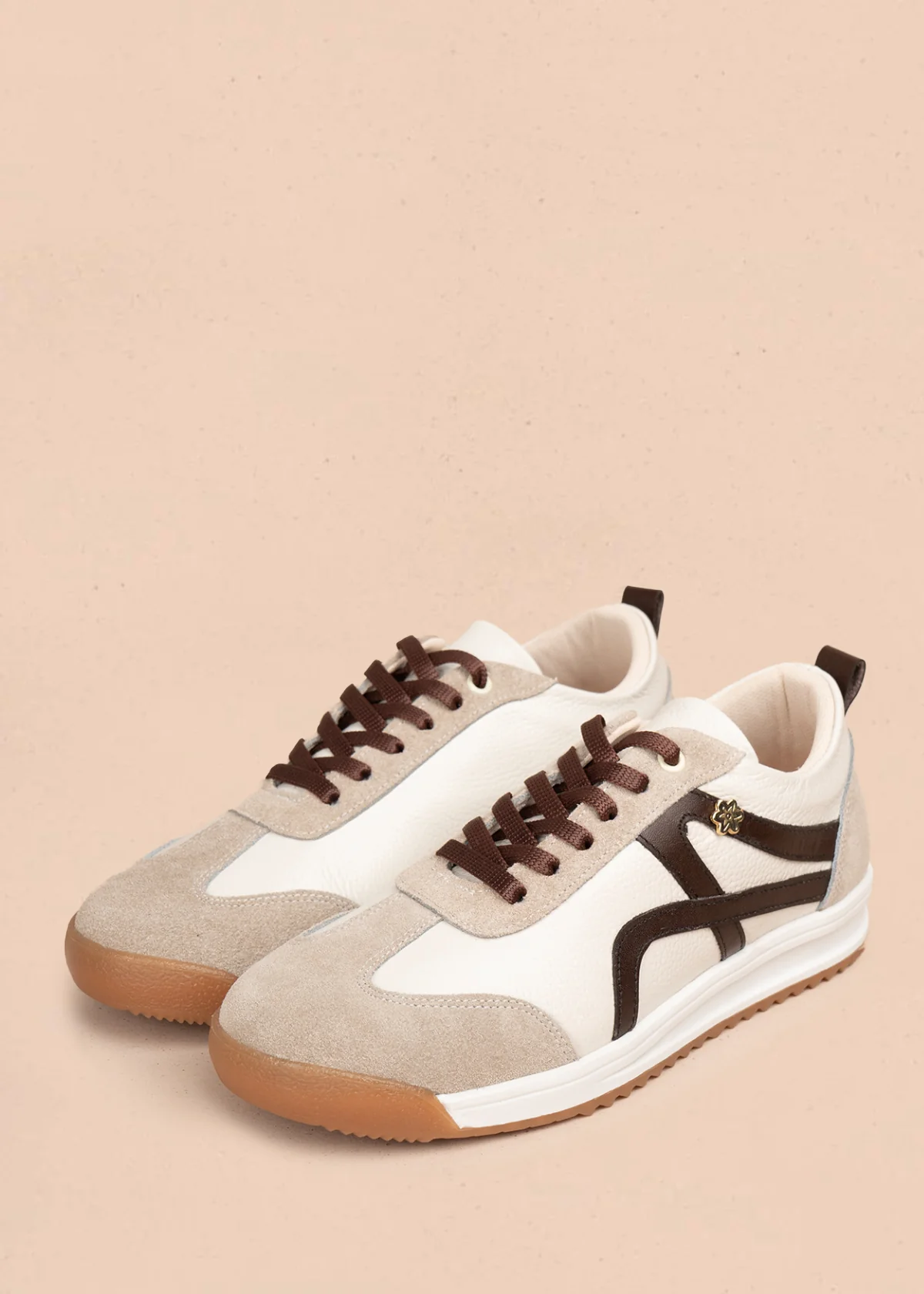 Tenis casuales en cuero color talco con franjas marrones 106046 - Image 3