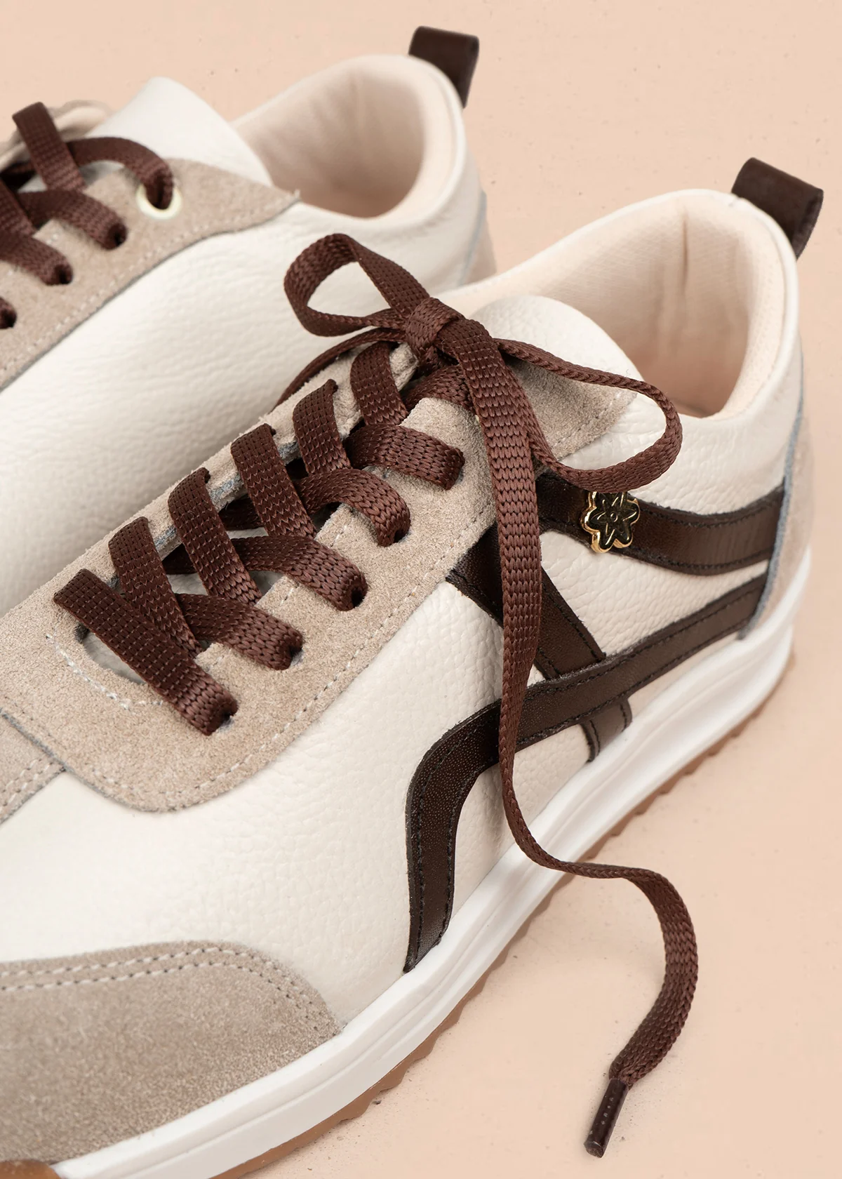 Tenis casuales en cuero color talco con franjas marrones 106046 - Image 6