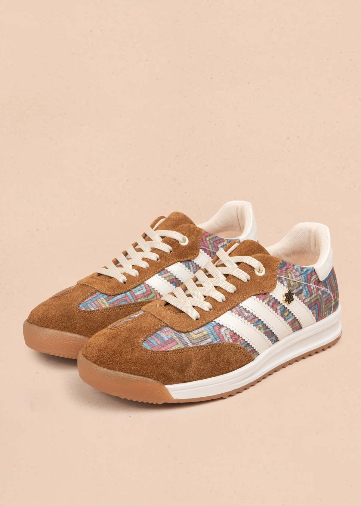 Tenis casuales en cuero color miel con rayas blancas y diseño tribal 106041 - Image 3