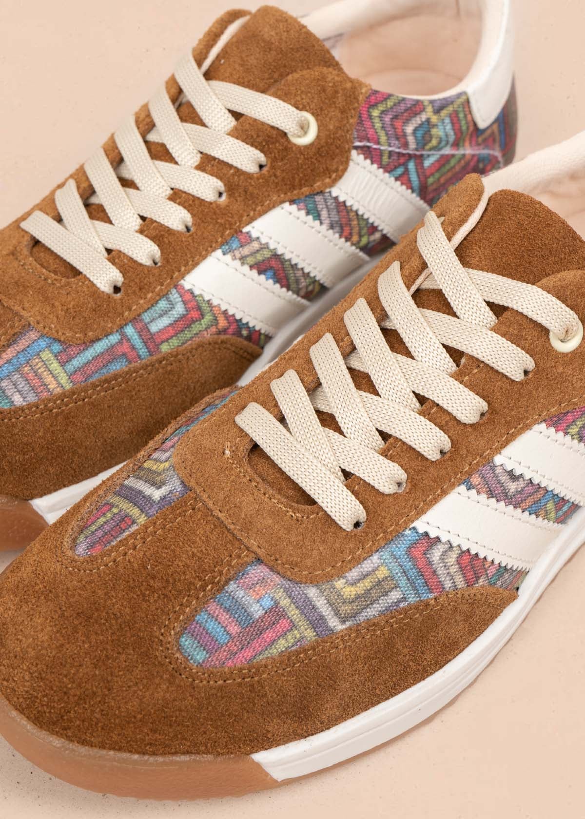 Tenis casuales en cuero color miel con rayas blancas y diseño tribal 106041 - Image 4