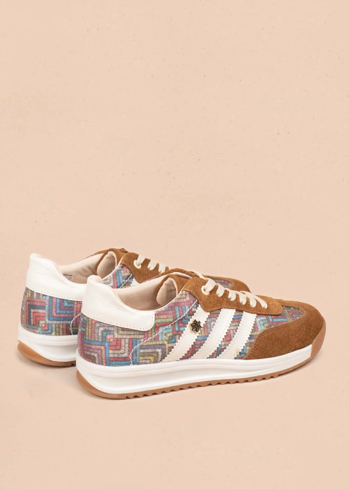 Tenis casuales en cuero color miel con rayas blancas y diseño tribal 106041 - Image 5