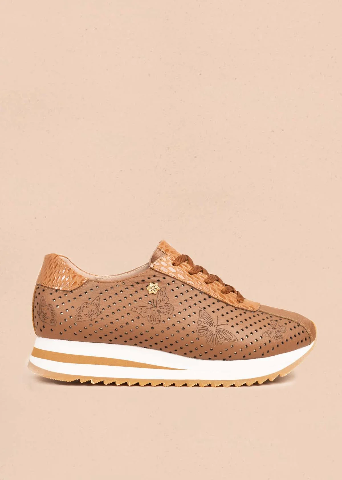 Tenis casuales en cuero color miel con perforaciones y grabado de mariposas 106079