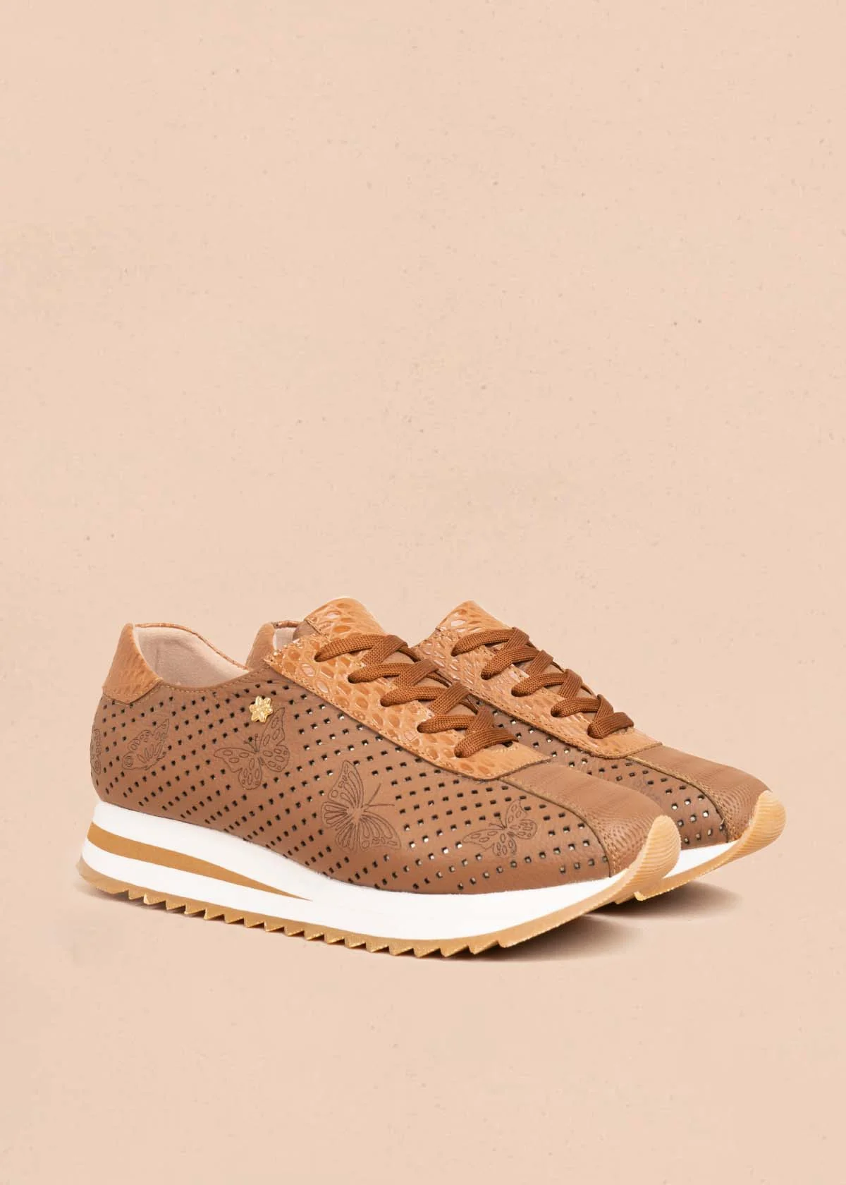 Tenis casuales en cuero color miel con perforaciones y grabado de mariposas 106079 - Image 2