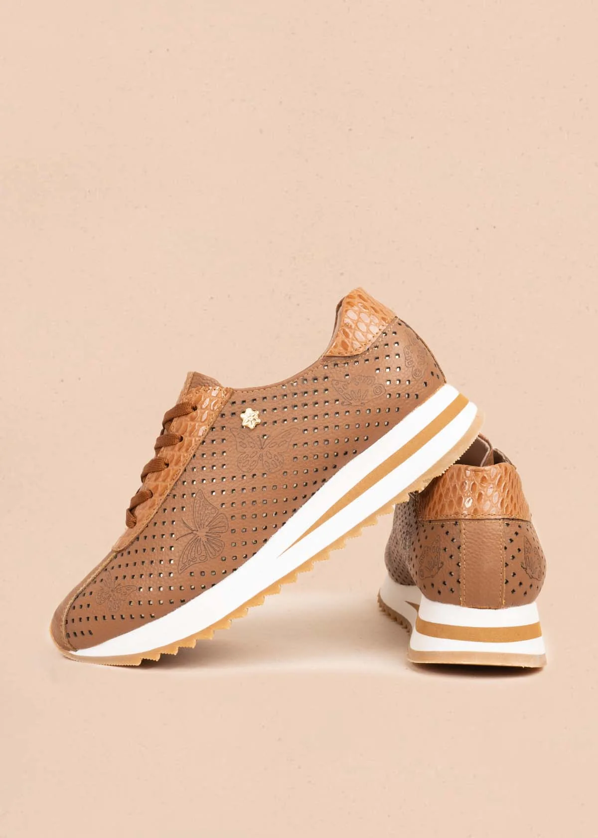Tenis casuales en cuero color miel con perforaciones y grabado de mariposas 106079 - Image 3