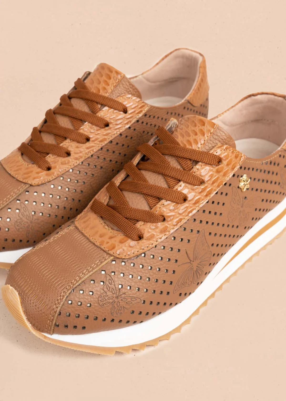 Tenis casuales en cuero color miel con perforaciones y grabado de mariposas 106079 - Image 4