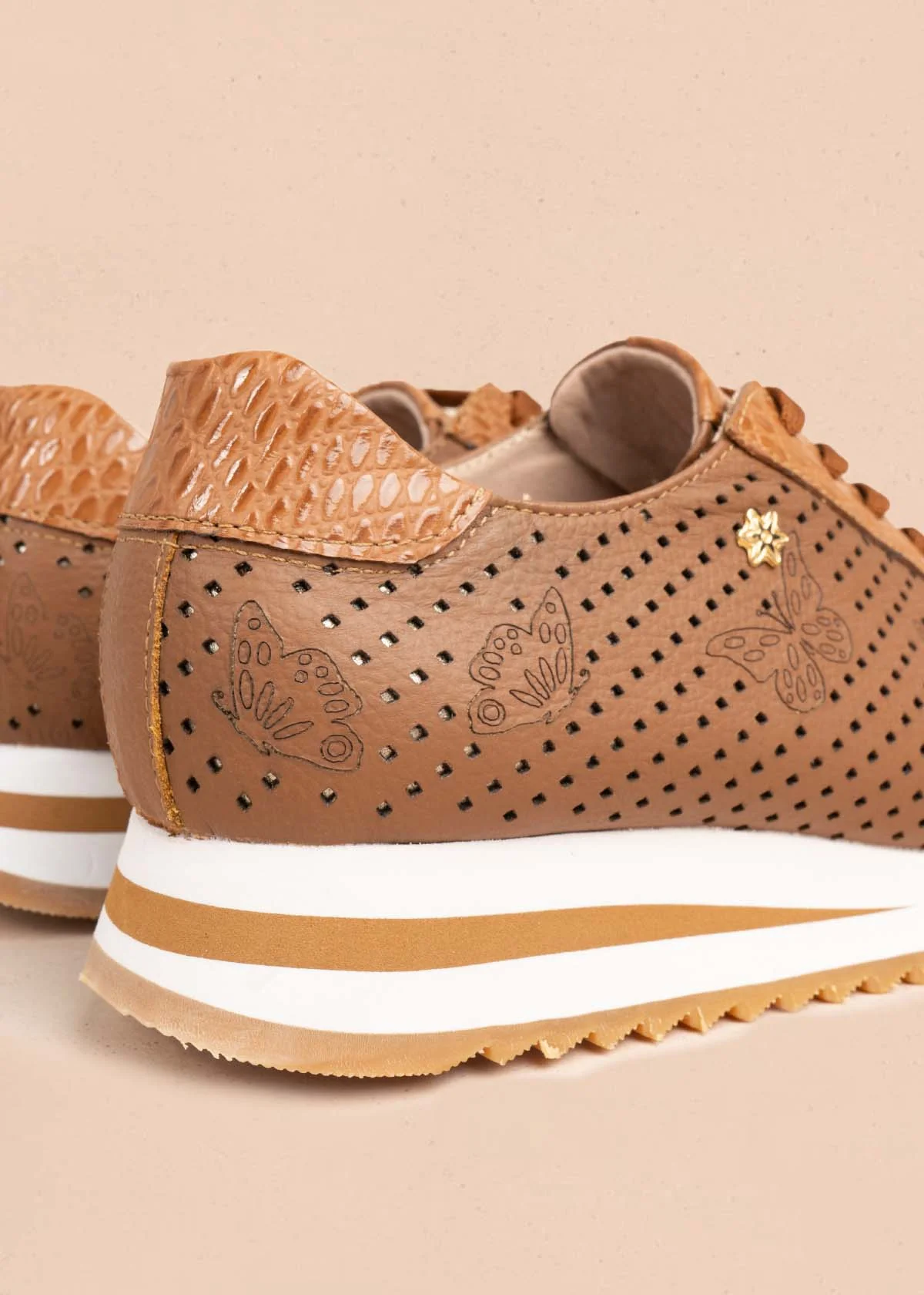 Tenis casuales en cuero color miel con perforaciones y grabado de mariposas 106079 - Image 5