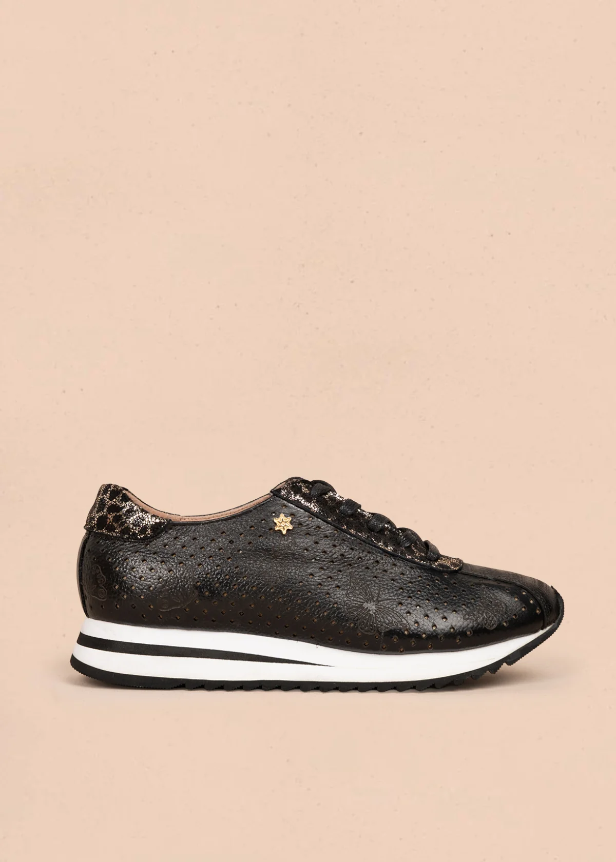 Tenis casuales en cuero color negro con perforaciones y grabado de mariposas 106079