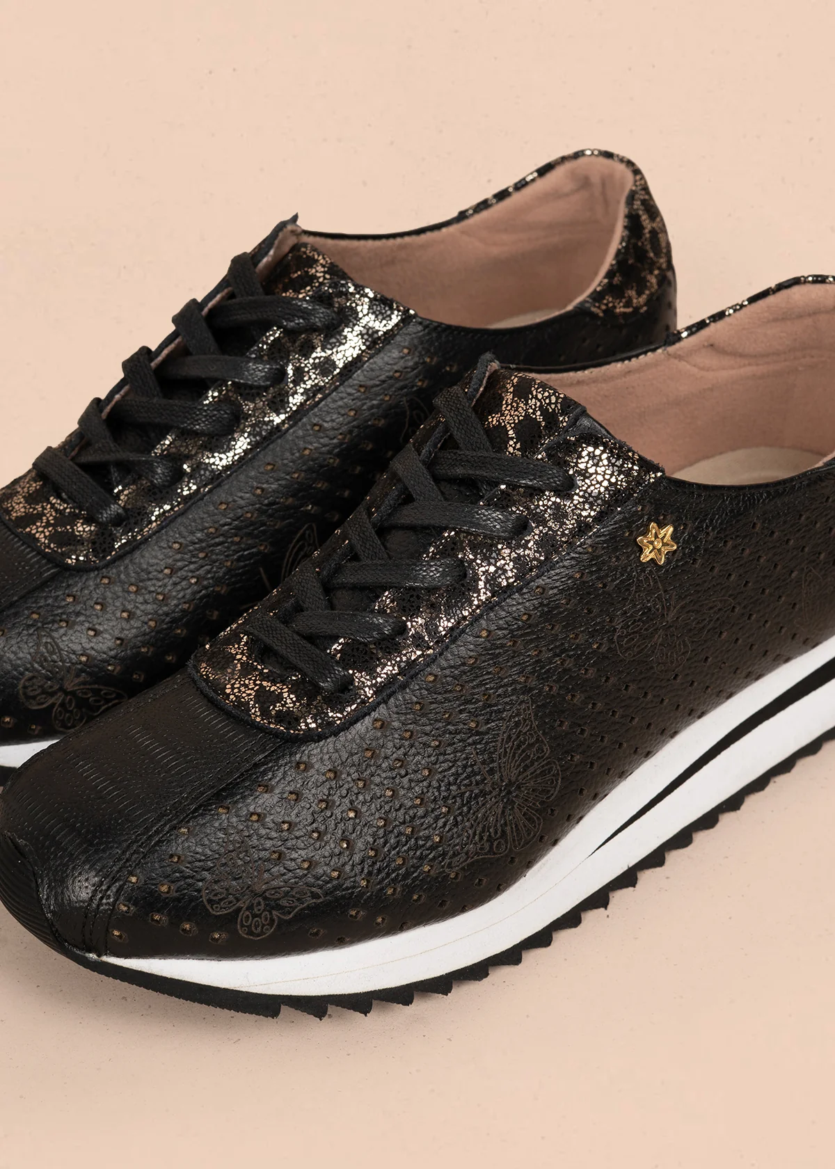 Tenis casuales en cuero color negro con perforaciones y grabado de mariposas 106079 - Image 3