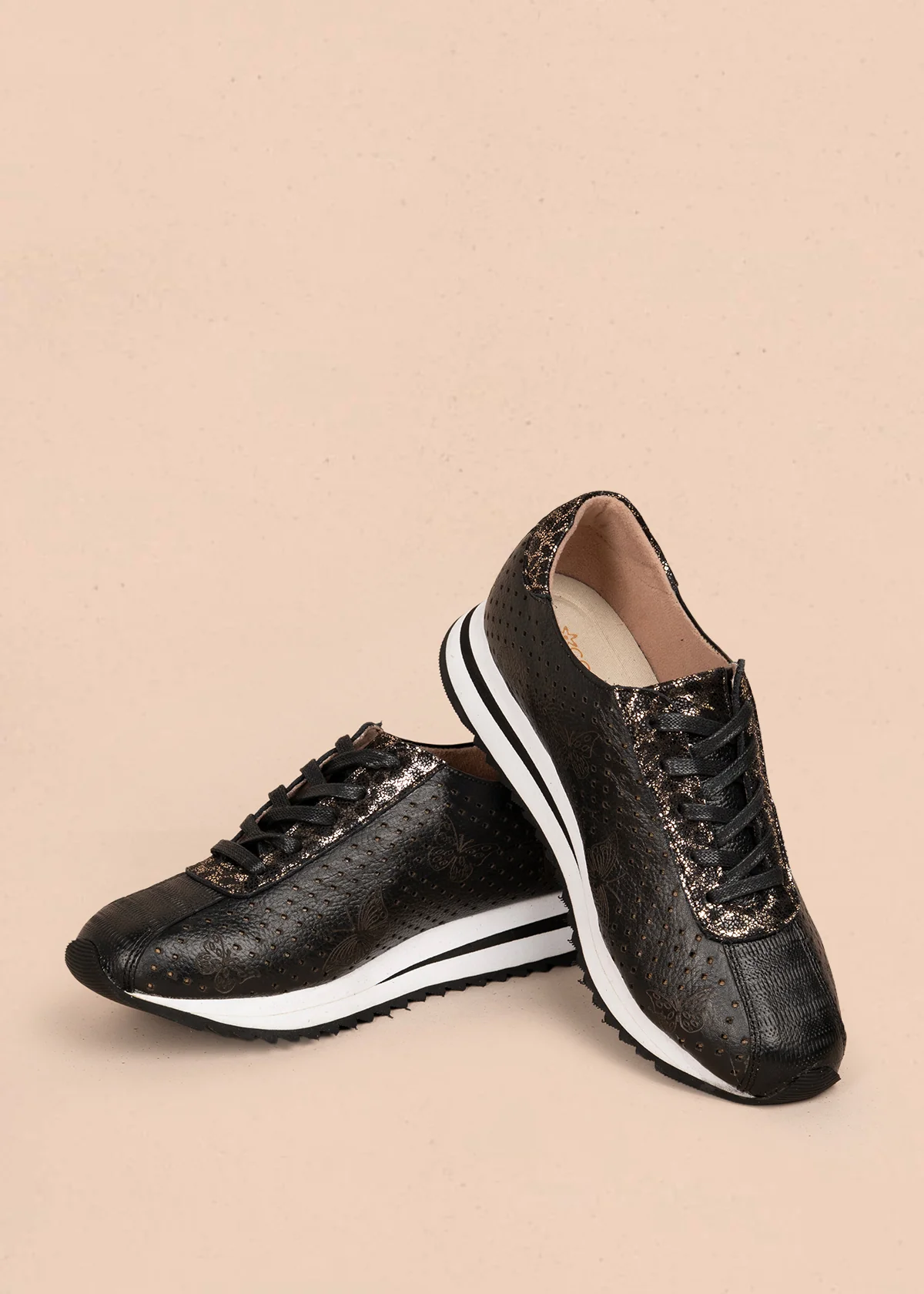 Tenis casuales en cuero color negro con perforaciones y grabado de mariposas 106079 - Image 4