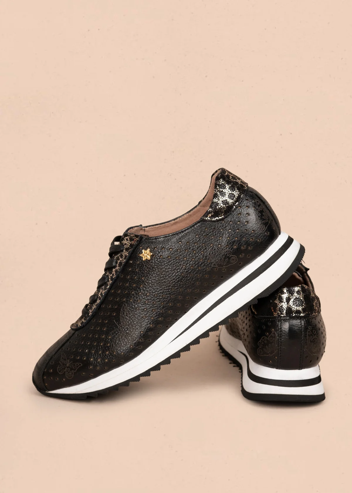Tenis casuales en cuero color negro con perforaciones y grabado de mariposas 106079 - Image 6