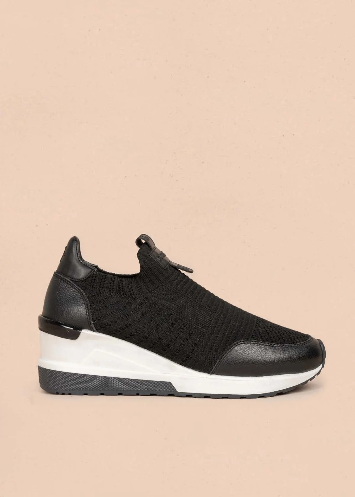 Tenis casuales en cuero color negro con plataforma 105907
