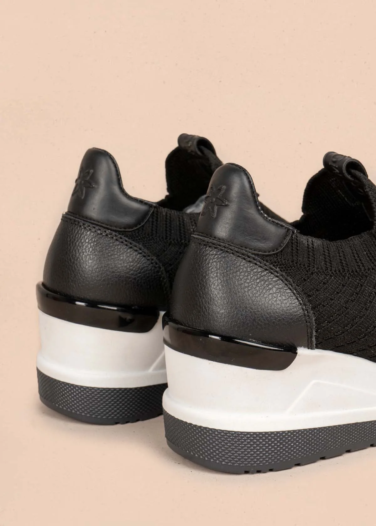 Tenis casuales en cuero color negro con plataforma 105907 - Image 6