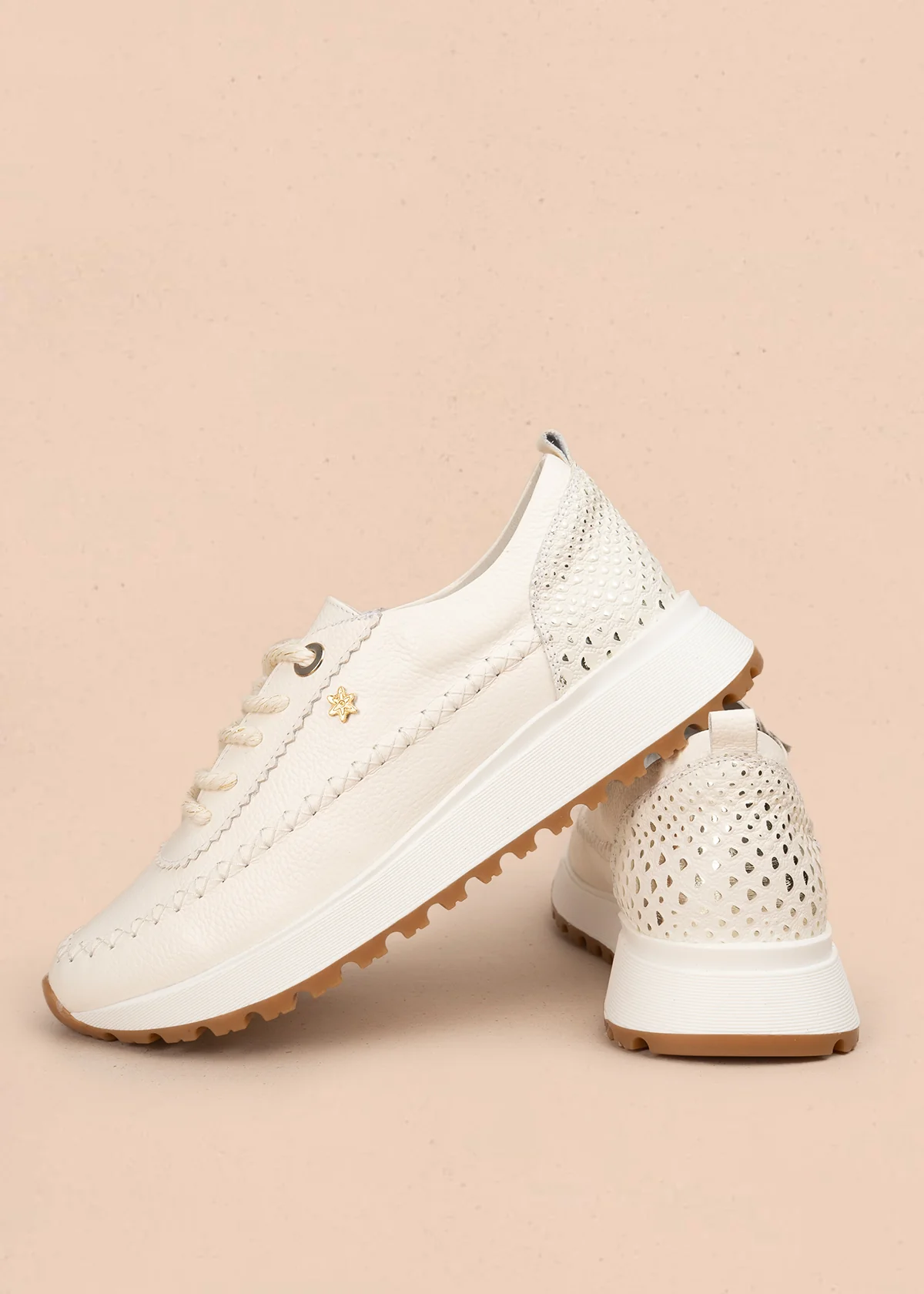 Tenis casuales en cuero color talco con detalles trenzados y toques dorados 106032 - Image 3