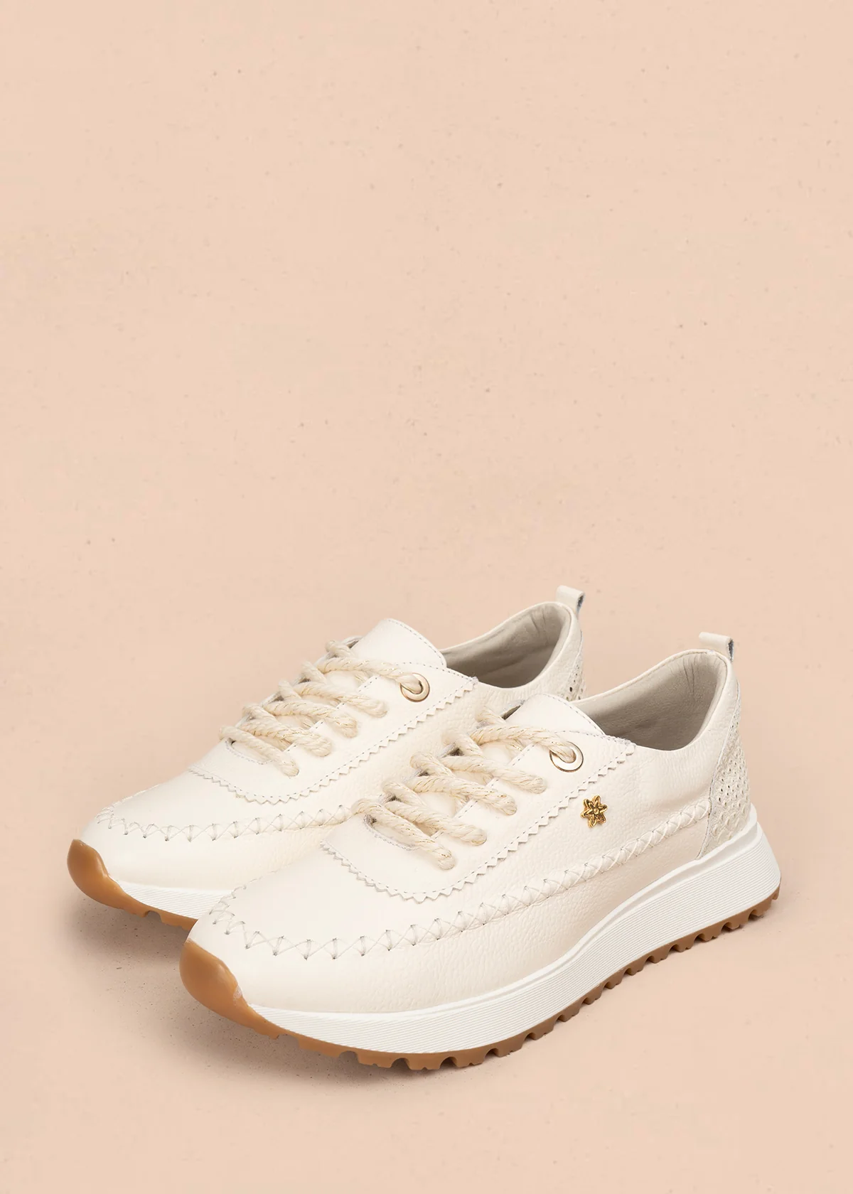 Tenis casuales en cuero color talco con detalles trenzados y toques dorados 106032 - Image 5