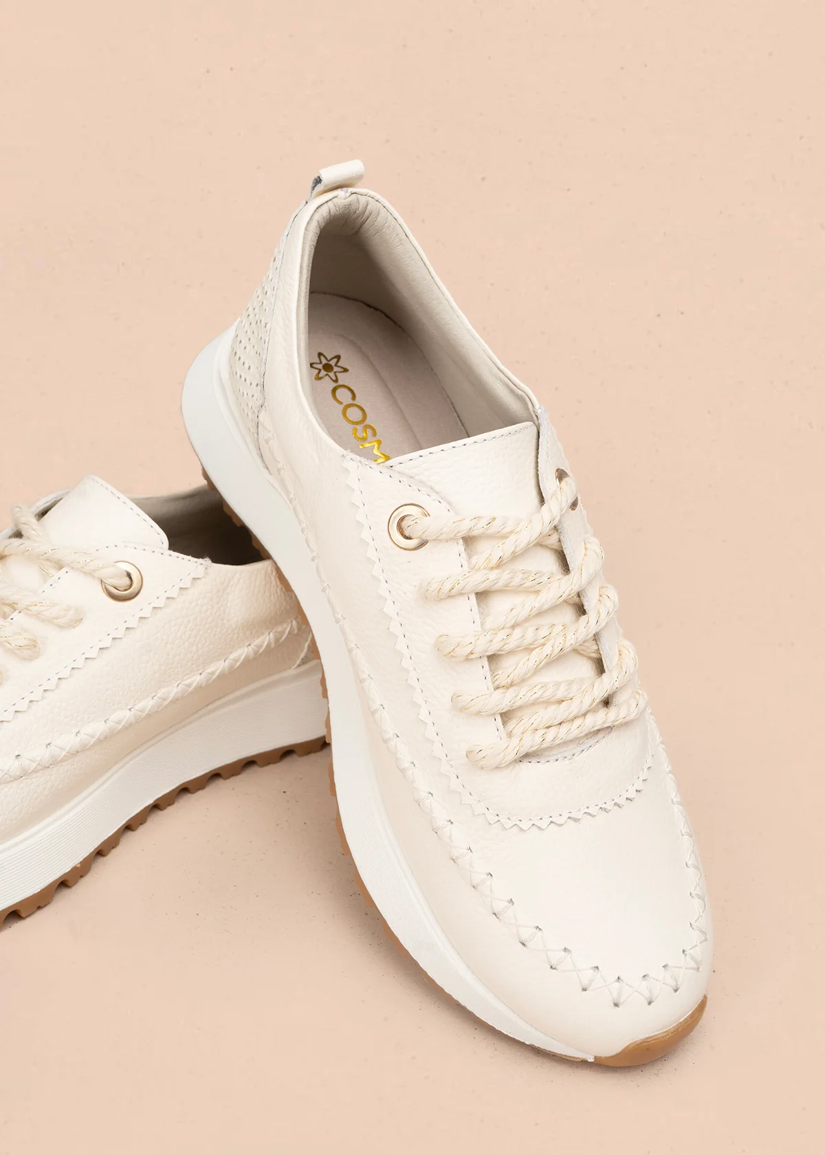 Tenis casuales en cuero color talco con detalles trenzados y toques dorados 106032 - Image 6