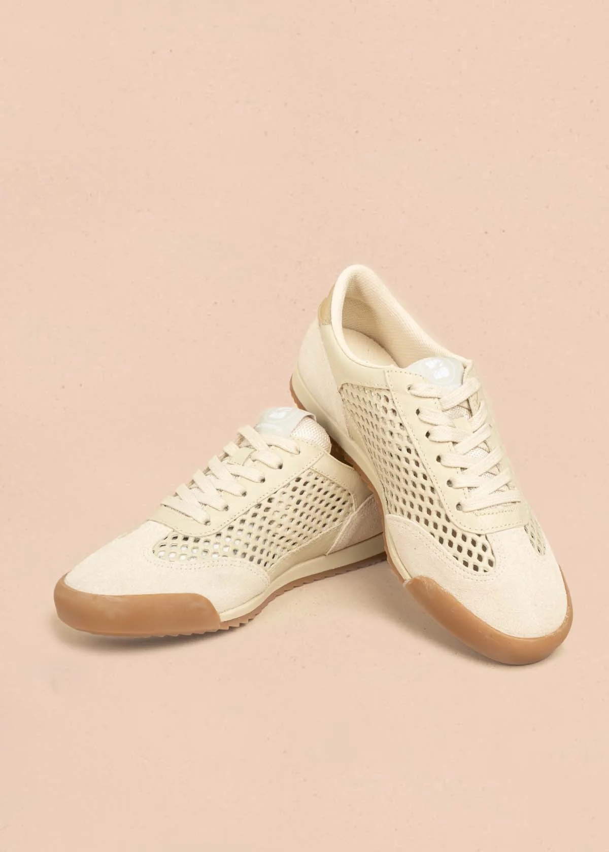 Tenis deportivos en cuero color arena con perforaciones 105978 - Image 2