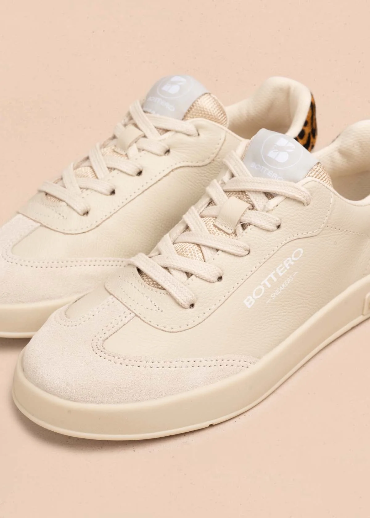 Tenis casuales en cuero color beige 105330 - Image 3
