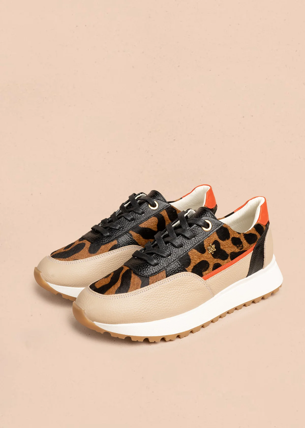 Tenis casuales en cuero color beige con pelo animal print y detalles naranja 106497 - Image 2