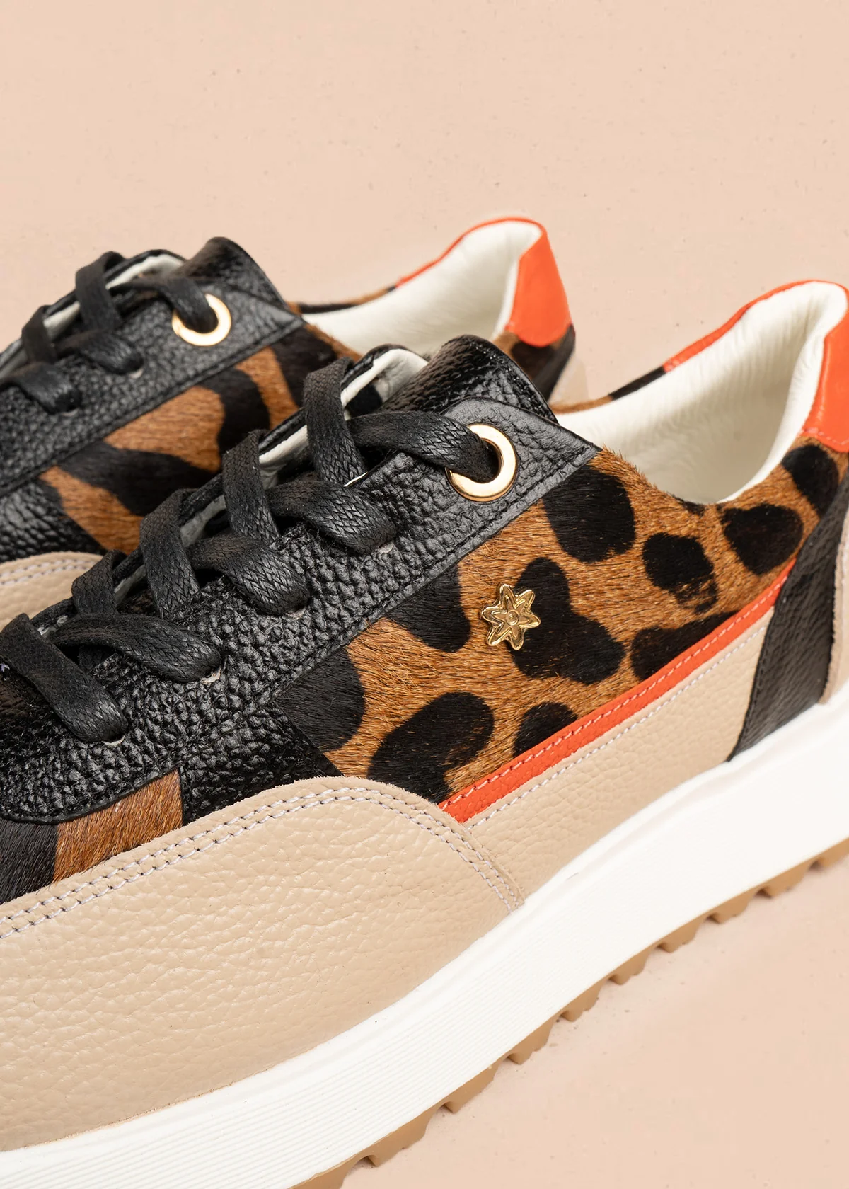 Tenis casuales en cuero color beige con pelo animal print y detalles naranja 106497 - Image 3