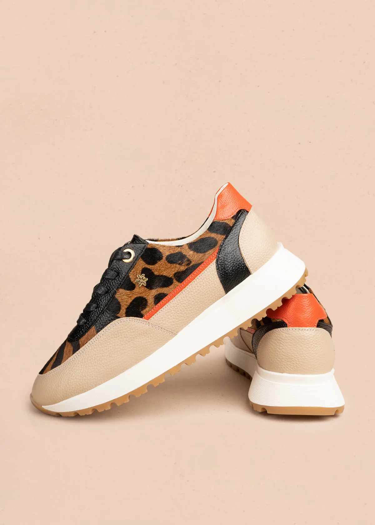 Tenis casuales en cuero color beige con pelo animal print y detalles naranja 106497 - Image 5