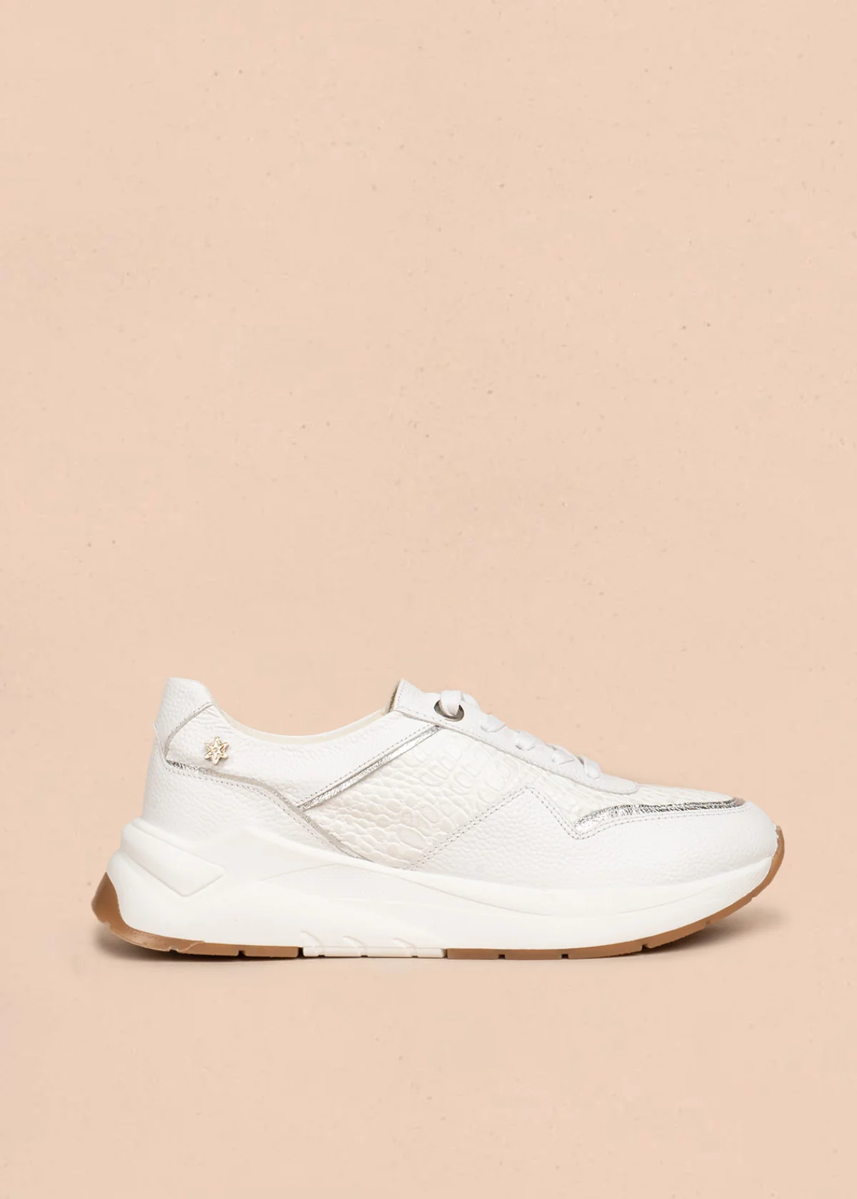 Tenis casuales en cuero color blanco con textura croco 106484