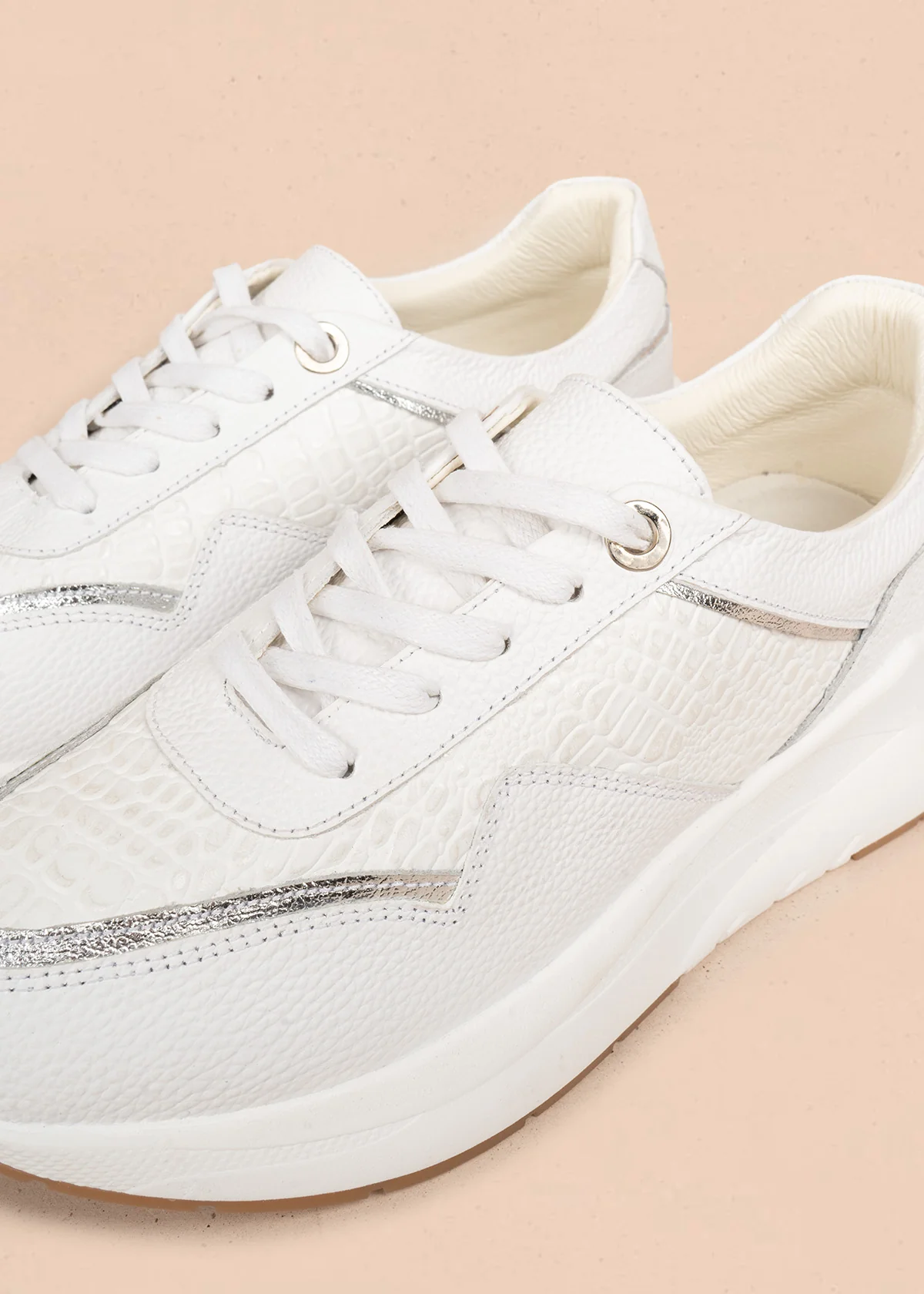 Tenis casuales en cuero color blanco con textura croco 106484 - Image 4