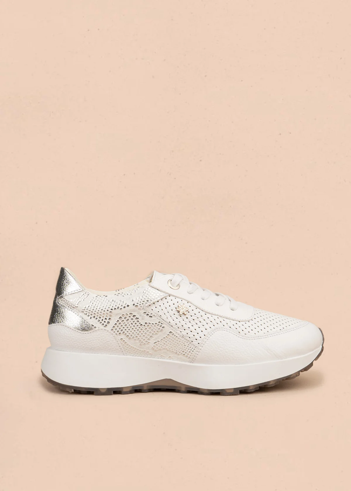 Tenis casuales en cuero color blanco con perforaciones y detalle plateado 106487