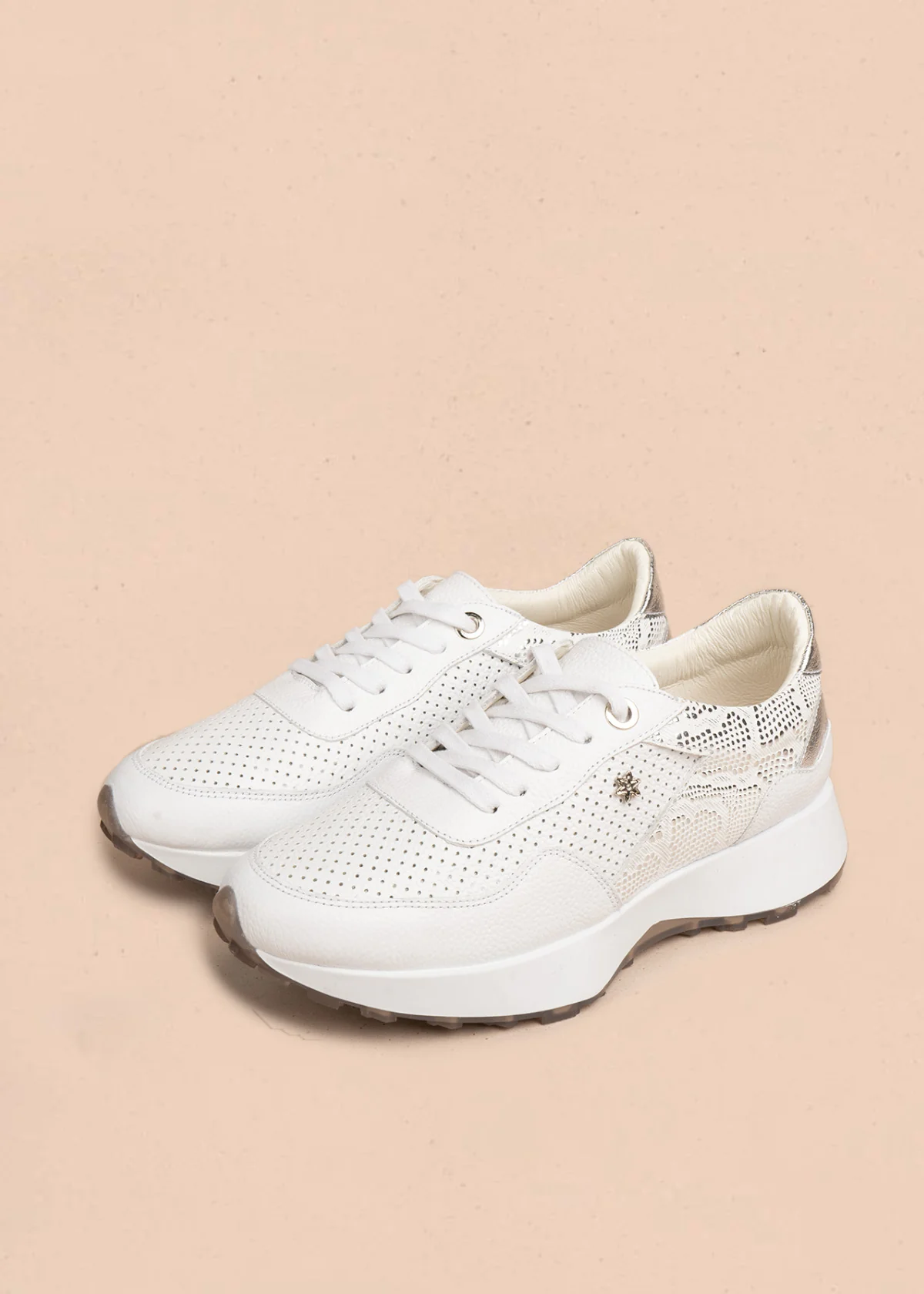 Tenis casuales en cuero color blanco con perforaciones y detalle plateado 106487 - Image 2