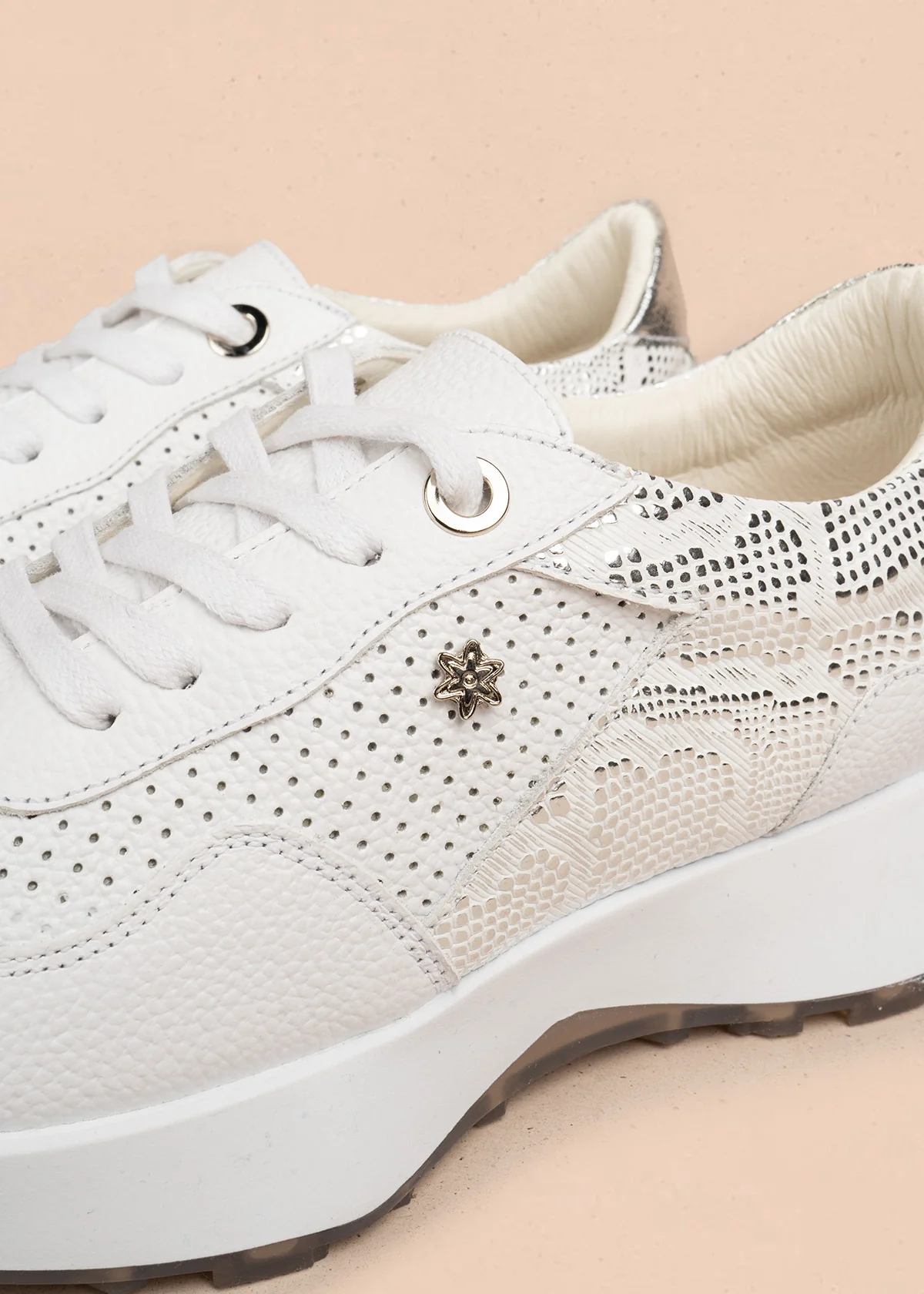 Tenis casuales en cuero color blanco con perforaciones y detalle plateado 106487 - Image 3