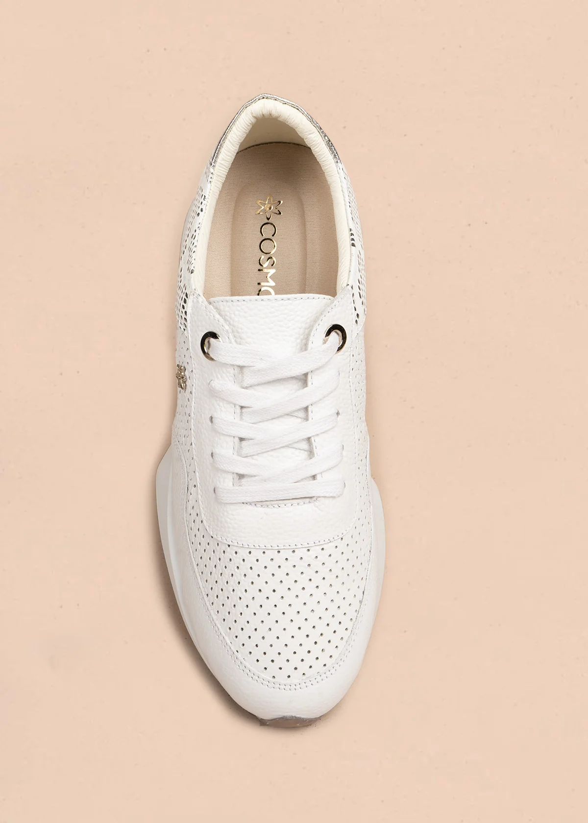 Tenis casuales en cuero color blanco con perforaciones y detalle plateado 106487 - Image 4