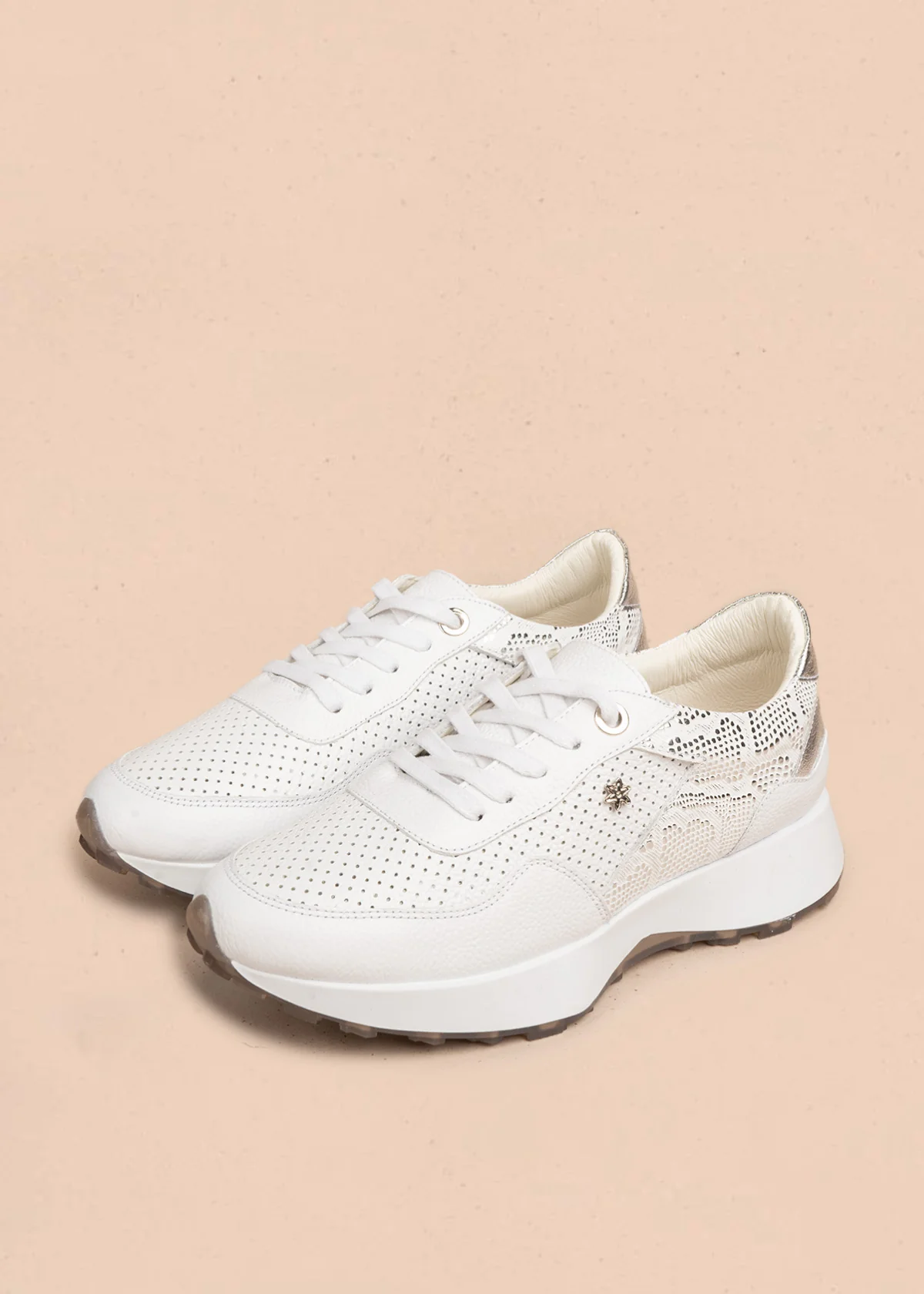 Tenis casuales en cuero color blanco con perforaciones y detalle plateado 106487 - Image 5