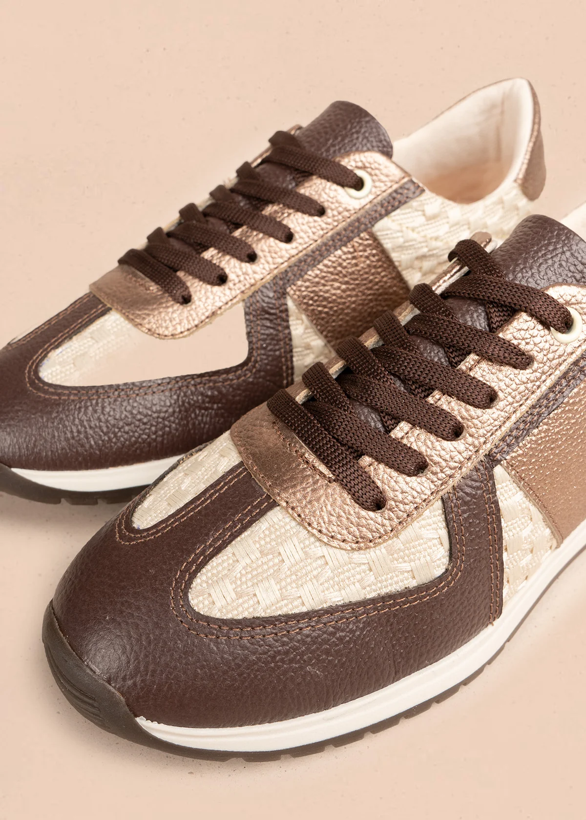 Tenis casuales en cuero color bronce con texturizado 106556 - Image 4