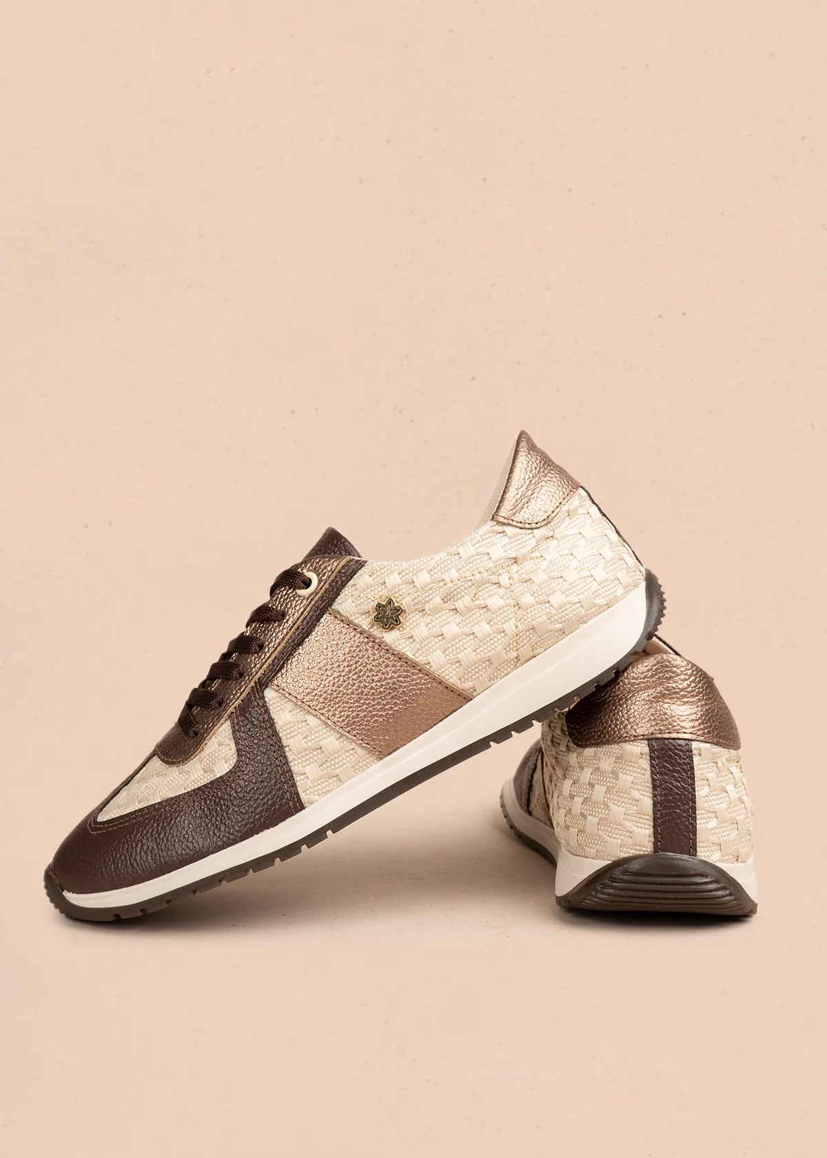 Tenis casuales en cuero color bronce con texturizado 106556 - Image 5